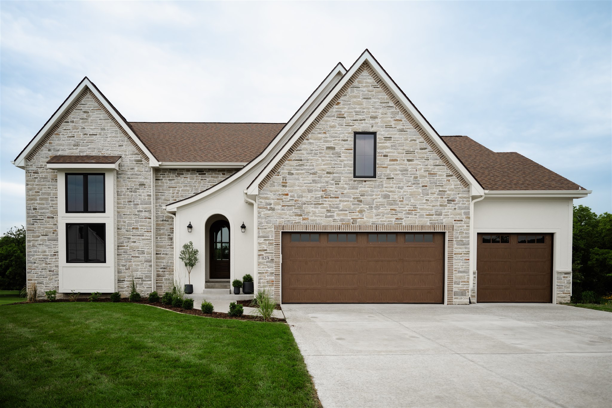 Thought we'd switch it up this morning and share an exterior shot... and I can't say we're mad about it!
These gorgeous peaks and arches deserved a spot on the feed, don't you think?
#dynastyhomes #customhomebuilder #iowahomes #desmoines #luxuryhomes #homeinspo #dreamhome