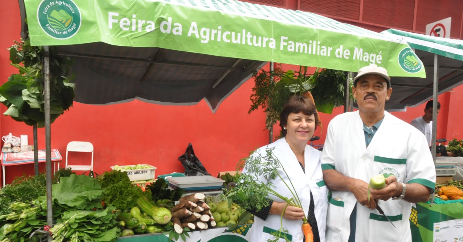 🌾 25 de julho–Dia Internacional da Agricultura Familiar 🌱
Hoje celebramos uma data que reconhece a importância da agricultura familiar para a segurança alimentar, o desenvolvimento social e a preservação do meio ambiente em diversas regiões do mundo.
A agricultura familiar é responsável por grande parte dos alimentos que chegam à nossa mesa, sendo um modelo de produção que envolve o trabalho direto das famílias no campo, gerando renda, fortalecendo economias locais e mantendo vivas culturas e saberes tradicionais.
O IDACO tem orgulho de ser um aliado dessas famílias, fortalecendo práticas agroecológicas, apoiando políticas públicas e promovendo iniciativas que valorizam o campo e quem vive dele. 🌻
#AgriculturaFamiliar #IDACO #Agroecologia #DiadaAgriculturaFamiliar