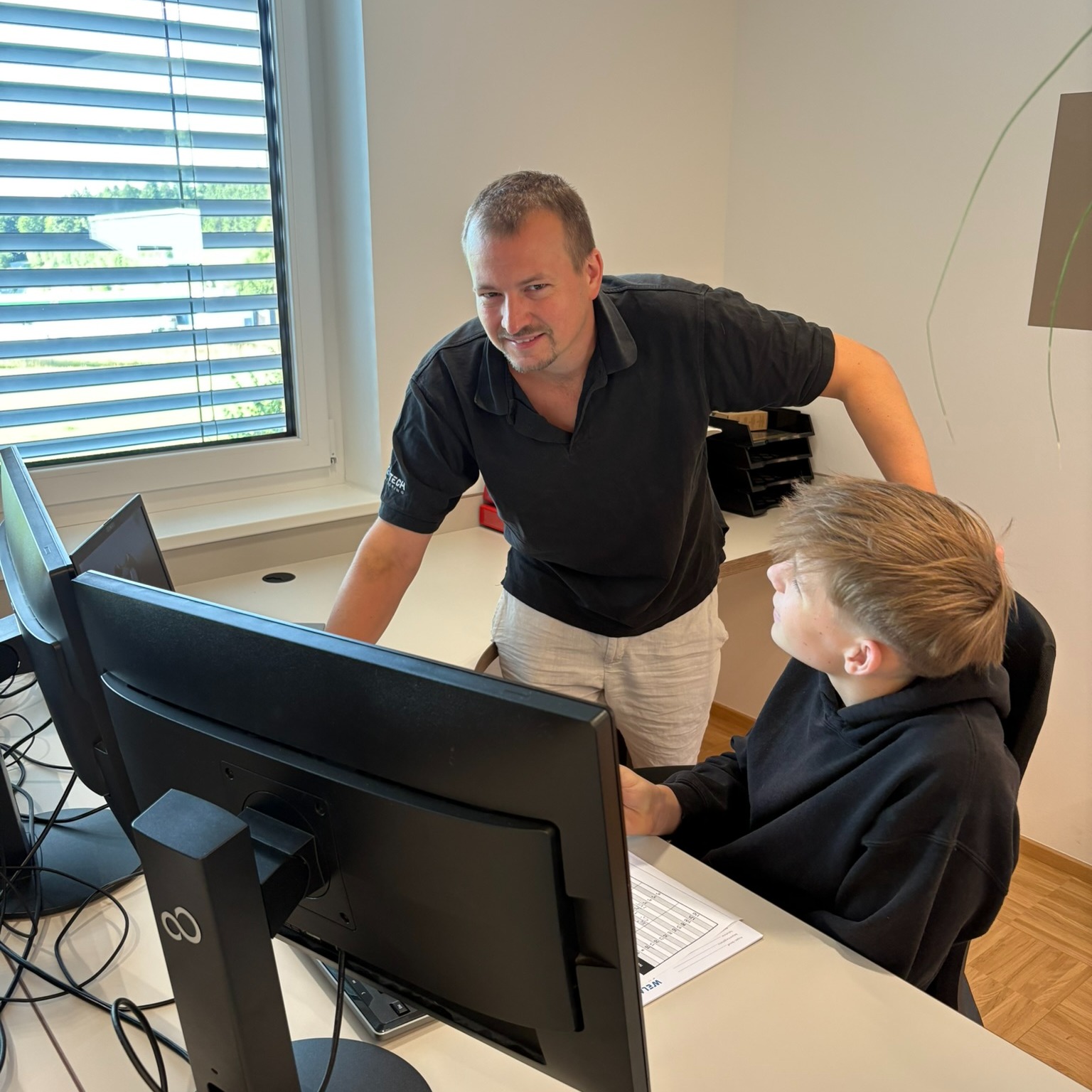 📐 Praktikums-Einblick bei Welatech
Diesen Juli dürfen wir Stefan bei uns im Team begrüßen! 👷♂️
Im Rahmen seines einmonatigen Praktikums bekommt er spannende Einblicke in die Bereiche Planung und Örtliche Bauaufsicht. Von technischen Details bis hin zur Praxis auf der Baustelle – Stefan lernt bei uns den gesamten Ablauf der Technischen Gebäudeausrüstung kennen.
Auf dem Foto erklärt ihm unser Kollege Alexander gerade die Aufmaßprüfung – ein wichtiger Teil der ÖBA-Tätigkeiten.
Wir freuen uns sehr über Stefans Unterstützung im Juli und wünschen ihm viele interessante Erfahrungen! 💼🔧
#Praktikum #Welatech #Teamwork #ÖBA #Planung #KarriereStart #HTL #TechnikBegeistert