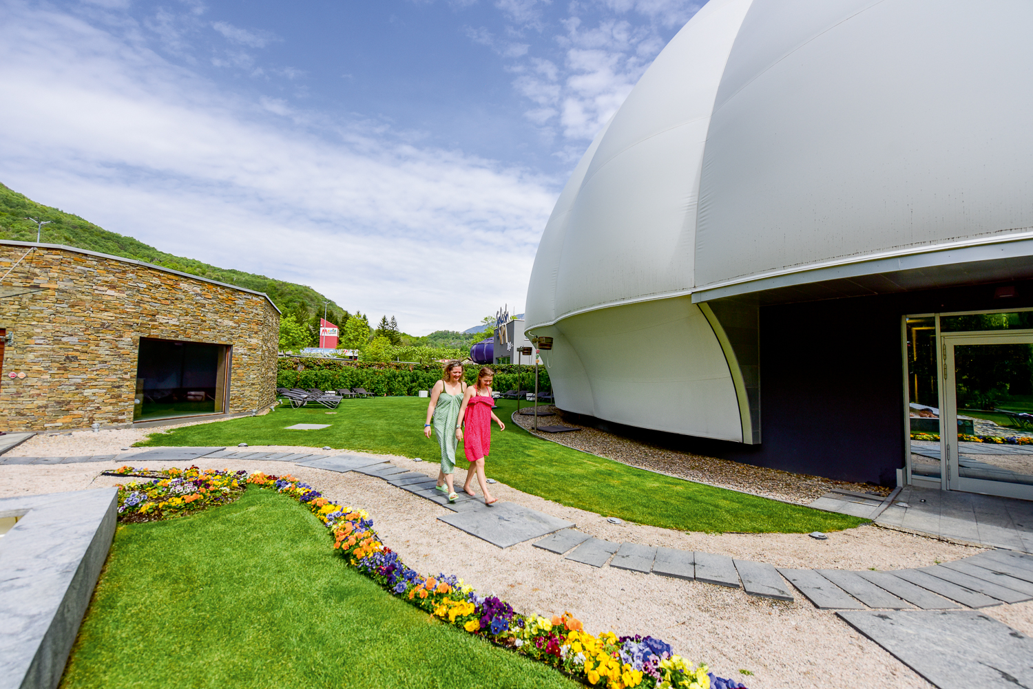 💦☀️ Wasserspass & Wellness – alles unter einem Dach
Rutschen, Sprudeln im Solebecken, Tropen-Feeling mit Panorama: Das Splash & Spa in Rivera (TI) ist Sommerlaune pur – für kleine Wasserratten und grosse Erholungssuchende.
🏖️ Chillen, spritzen und spielen – egal bei welchem Wetter!
📍 Rivera (Tessin)
🗺️ Mehr im Bericht: Link zur Webseite in der Bio
👉 spotmagazine.ch/page/splash-and-spa-sommer
#SplashAndSpa #SommerTessin #Familienzeit #WasserAbenteuer
#SchweizEntdecken #TessinErleben #spotmagazinech #schweizmitkindern
#RutschenSpass #WellnessZeit #BadiFeeling #myswitzerland #ticino @ticinoturismo @splashespa