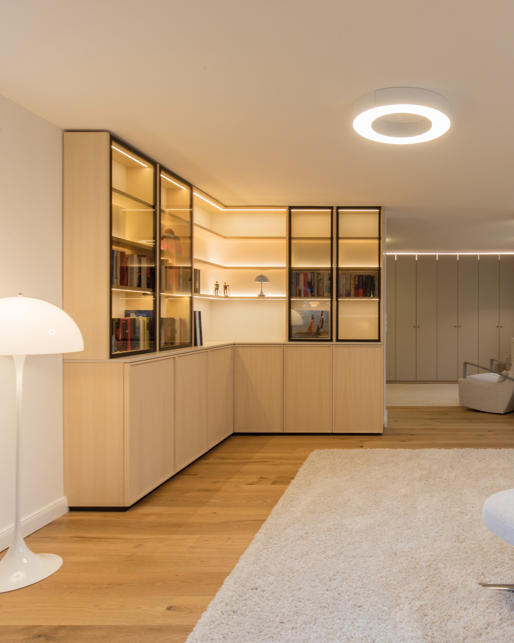 Stilvolle Zurückhaltung trifft funktionale Raffinesse.
Dieser maßgefertigte Vitrinenschrank vereint smarte Bibliothekslösung mit hochwertigem Design:
- Feine Esche-Furnieroberflächen und umlaufende, filigrane Vollholzprofilgriffe
- Elegante Deckplatte aus Dekton als edle Auflagefläche
- Auffällig gerahmte Türelemente mit Bronzeglas – inszeniert durch integrierte LED-Technik
Ein Möbelstück, das Stauraum, Struktur und Atmosphäre in Einklang bringt.
#vitrinenschrank #esche #dekton #bronzeglas #leddesign #hausbibliothek #interiordesigns #maßanfertigung