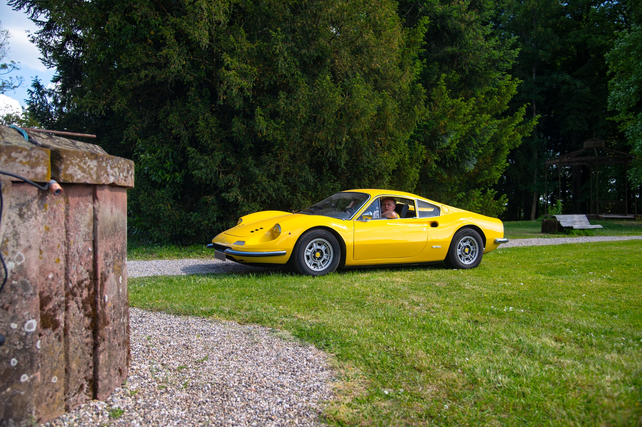 Focus sur la Dino 246 GT présente à Timeless Classics !
La Dino 246 GT, présentée en 1969, est bien plus qu’une simple GT italienne. C’est une voiture à part, née d’une volonté très personnelle d’Enzo Ferrari : rendre hommage à son fils, Alfredo "Dino" Ferrari, brillant ingénieur disparu prématurément en 1956. C’est lui qui avait travaillé sur un projet de moteur V6 léger, qui allait poser les bases de cette voiture d’exception.
Pour des raisons d’image, Ferrari réservant son nom aux V12, la voiture ne porte pas le célèbre "Cavallino Rampante", mais simplement "Dino". Cela n’a pas empêché cette ligne basse, nerveuse, fluide, dessinée par Pininfarina et construite chez Scaglietti, de devenir l’une des plus belles sportives jamais créées.
La Dino 246 GT est animée par un moteur V6 de 2,4 litres, placé en position centrale arrière, une architecture encore rare à l’époque sur des voitures de route. Ce choix technique, inspiré des monoplaces de compétition, permet une répartition des masses idéale et une agilité remarquable en conduite dynamique. Conçu par l’ingénieur Vittorio Jano, le V6 à 65° tire ses origines du sport automobile et développe 195 chevaux dans une sonorité qui n’appartient qu’à lui.
À sa sortie, la Dino 246 GT fut accueillie avec prudence par certains puristes Ferrari. Pourtant, elle a peu à peu conquis les cœurs. Des personnalités comme Keith Richards ou Elton John ont craqué pour ses lignes et son esprit si particulier.
Aujourd’hui, c’est une icône. Un tournant dans l’histoire de Maranello. Une démonstration que la passion et l’équilibre valent parfois plus que les chiffres.
Le modèle qui a été présenté à Timeless Classics est un d'origine français, reconnaissable à ses phares jaunes, et dans une magnifique livrée Giallo Modena.
Rendez-vous sur https://www.timelessclassics.fr/2025/galerie pour consulter la galerie photos de l'événement.
📸 @allan_photography8
www.timelessclassics.fr
#TimelessClassics #Merci #VoituresDeCollection #PassionAuto #CarCulture #Classiccar #Event #Evenement #Privé #EvenementPrive #Alsace #BasRhin