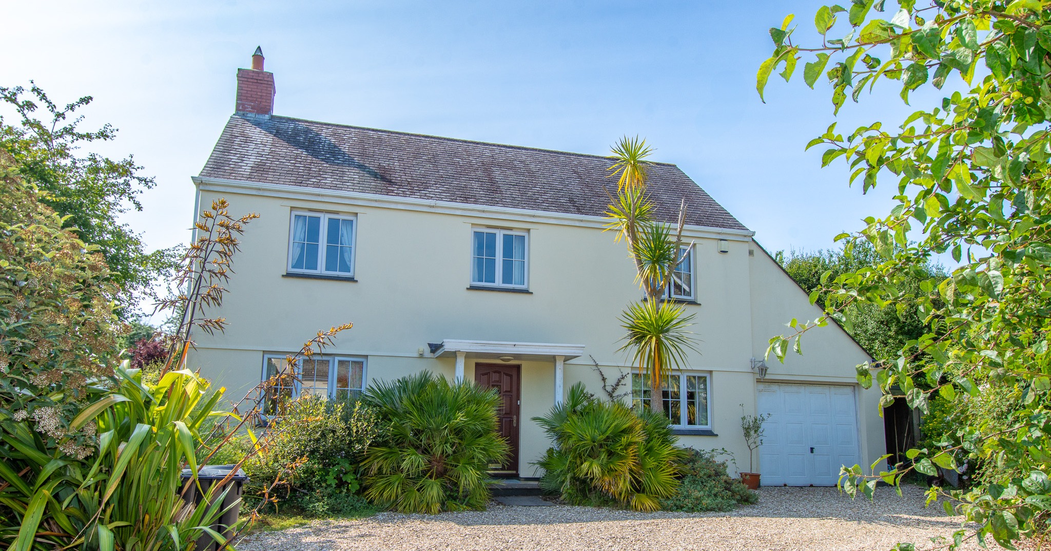 📍 PROPERTY SHOOT | FORE STREET, TREGONY 🏡📸
We recently had the pleasure of photographing this stunning detached modern home set within a generous 1/3 acre plot, right in the heart of the charming village of Tregony.
This beautifully presented property combines contemporary living with a peaceful village setting - a rare find in such a sought-after location. Surrounded by lush greenery and private gardens, it offers space, privacy, and modern comfort in equal measure.
#PropertyPhotography #Tregony #CornwallLiving #ModernHome #DreamHome #RealEstatePhotography #ForeStreetTregony