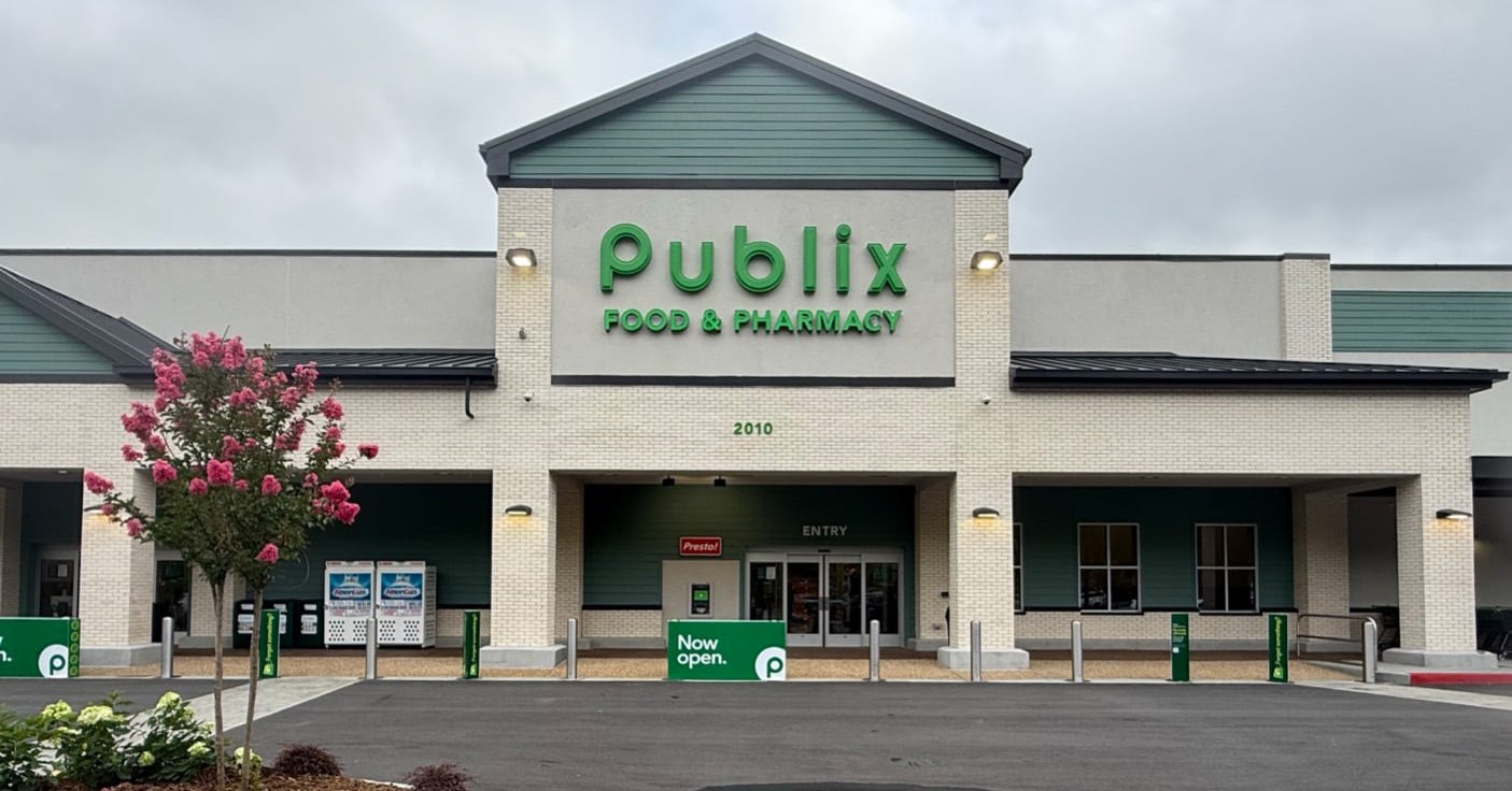 In September of 2023 Regency Centers announced the expansion of Cambridge Square, which included the move of a Publix location from Oglethorpe Crossing. Khyati Patel, with the guidance of Peter Hiscutt, has been running point for the facade design for the Publix, and drive-thru pharmacy of this project.
This new Publix location is joining established stores and restaurants such as Los Bravos Mexican Restaurant, Rita's Italian Ice, Wolfe Family Dentistry, others and new stores.
We are excited to have been a part of this redevelopment for the city of Brookhaven.
Opening Day photo by Publix
Renders by David Turner Studio