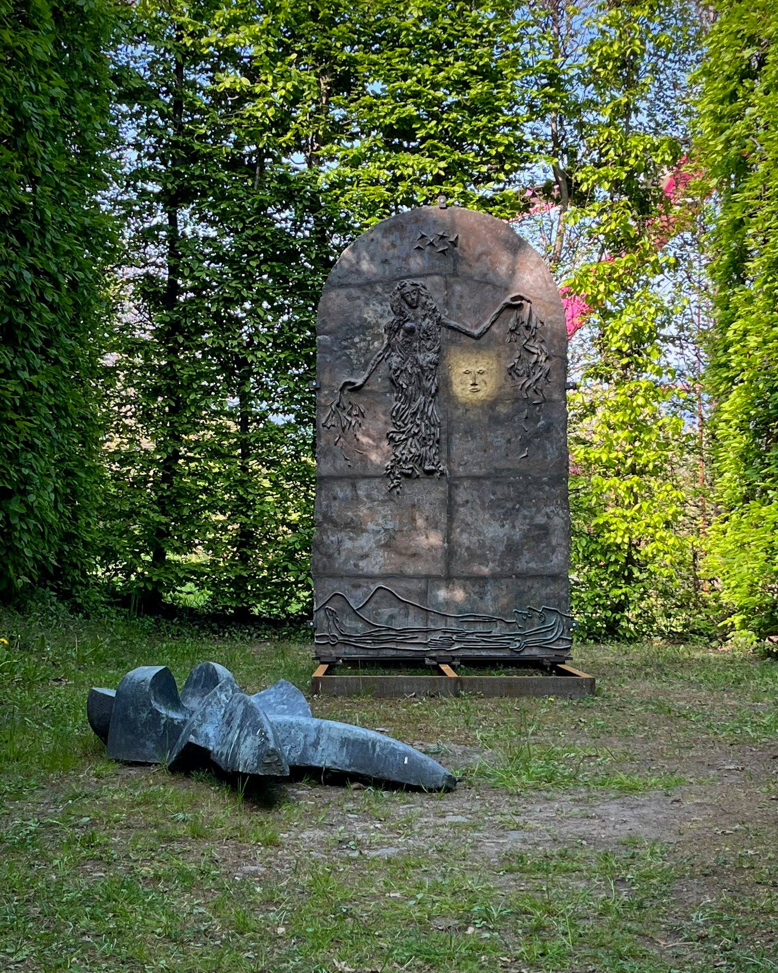 Stille Formen. Kraftvolle Linien.
Die Skulpturen von Michael Höllrigl sprechen nicht laut – aber sie sprechen tief.
Sie erinnern uns daran, dass der Mensch mehr ist als das, was sichtbar ist.
📍 Die Jahresausstellung „fort und fort träumen...” im Kränzelhof Tscherms ist noch bis 10. November zu sehen – ein Ort der Begegnung von Kunst, Natur und Innerlichkeit.
#MichaelHöllrigl #fortundfortträumen #Jahresausstellung #KunstErleben #Skulpturen #KunstUndNatur #Kränzelhof #KunstInSüdtirol #ContemporarySculpture #ArtInTheGarden #KunstDieBleibt