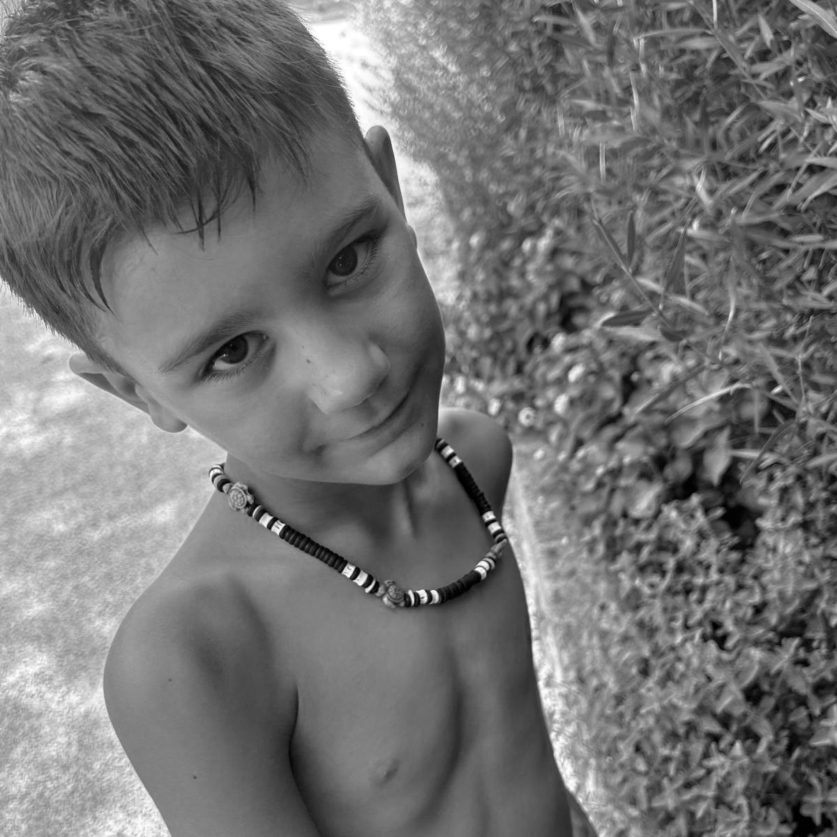 Mi fermo un momento e respiro. Guardo questa creatura meravigliosa che ogni giorno mi insegna a stare nel presente, ad ascoltare davvero, a vedere il mondo con occhi nuovi. Essere la tua mamma è un viaggio fatto di stupore, pazienza, amore profondo. Ogni tuo sorriso, ogni tua scoperta, è un dono immenso.
Auguri amore mio 💛. Che tu possa crescere libero, curioso, gentile. Che tu non perda mai la tua luce e la tua voglia di esplorare il mondo, un passo alla volta. Ti voglio bene.