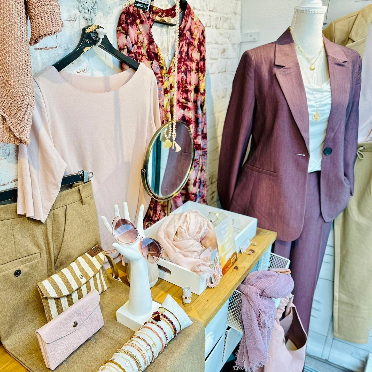 Berry beautiful. š
Unsere Ćffnungszeiten:
Montag-Freitag 9 - 18 Uhr
Samstag 9 - 17 Uhr
@cubes_baden
ā
Hier findet ihr uns:
CUBEāS M2 Rathausgasse 8, 2500 Baden
CUBEāS M³ Rathausgasse 12, 2500 Baden