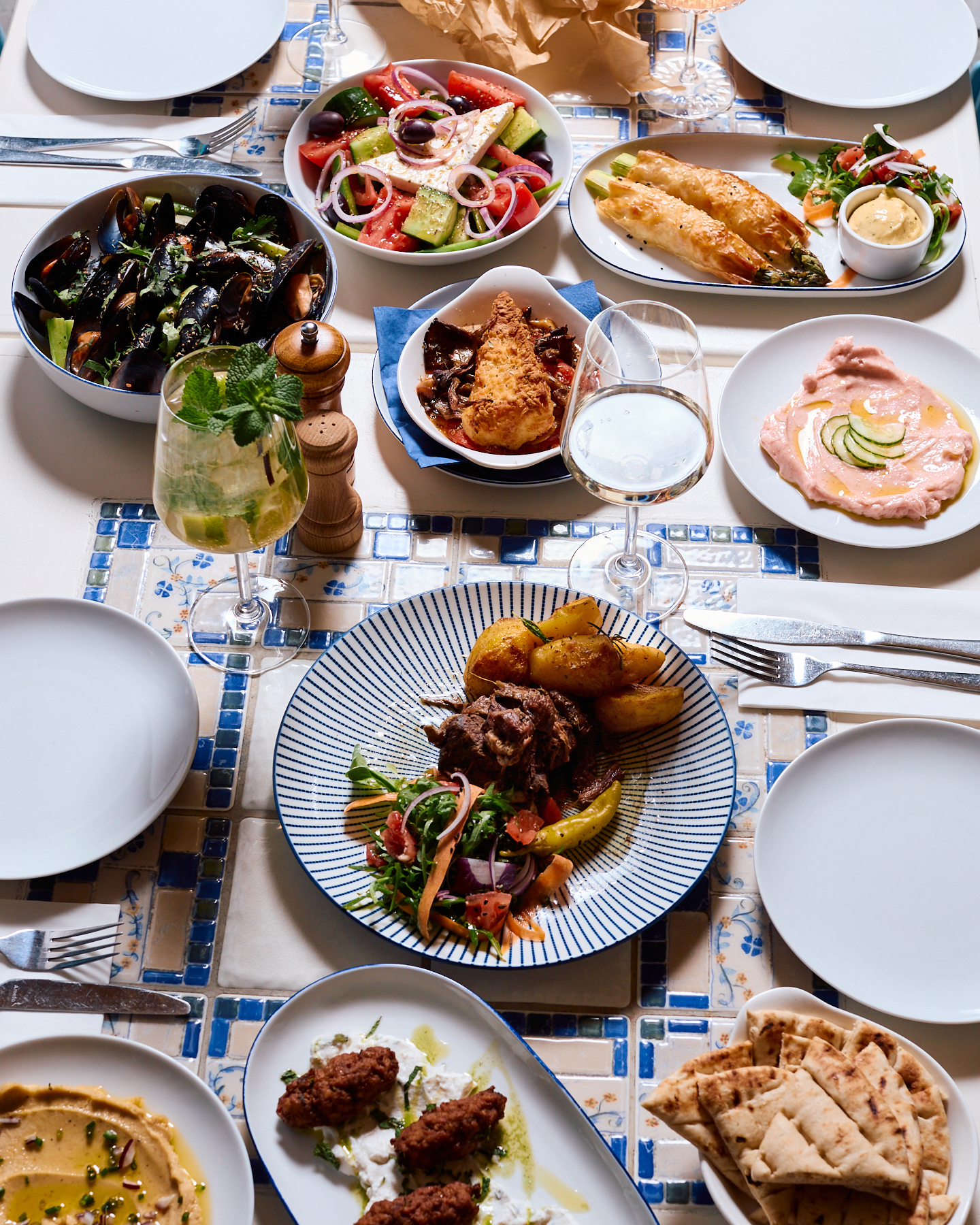 Przy takim stole zaczynają się najlepsze greckie wieczory! 🇬🇷
Feta, owoce morza, pyszne koktajle, a potem muzyka, zorba i tłuczenie talerzy!
Santorini czeka - zrób sobie małe wakacje bez wyjeżdżania 💙