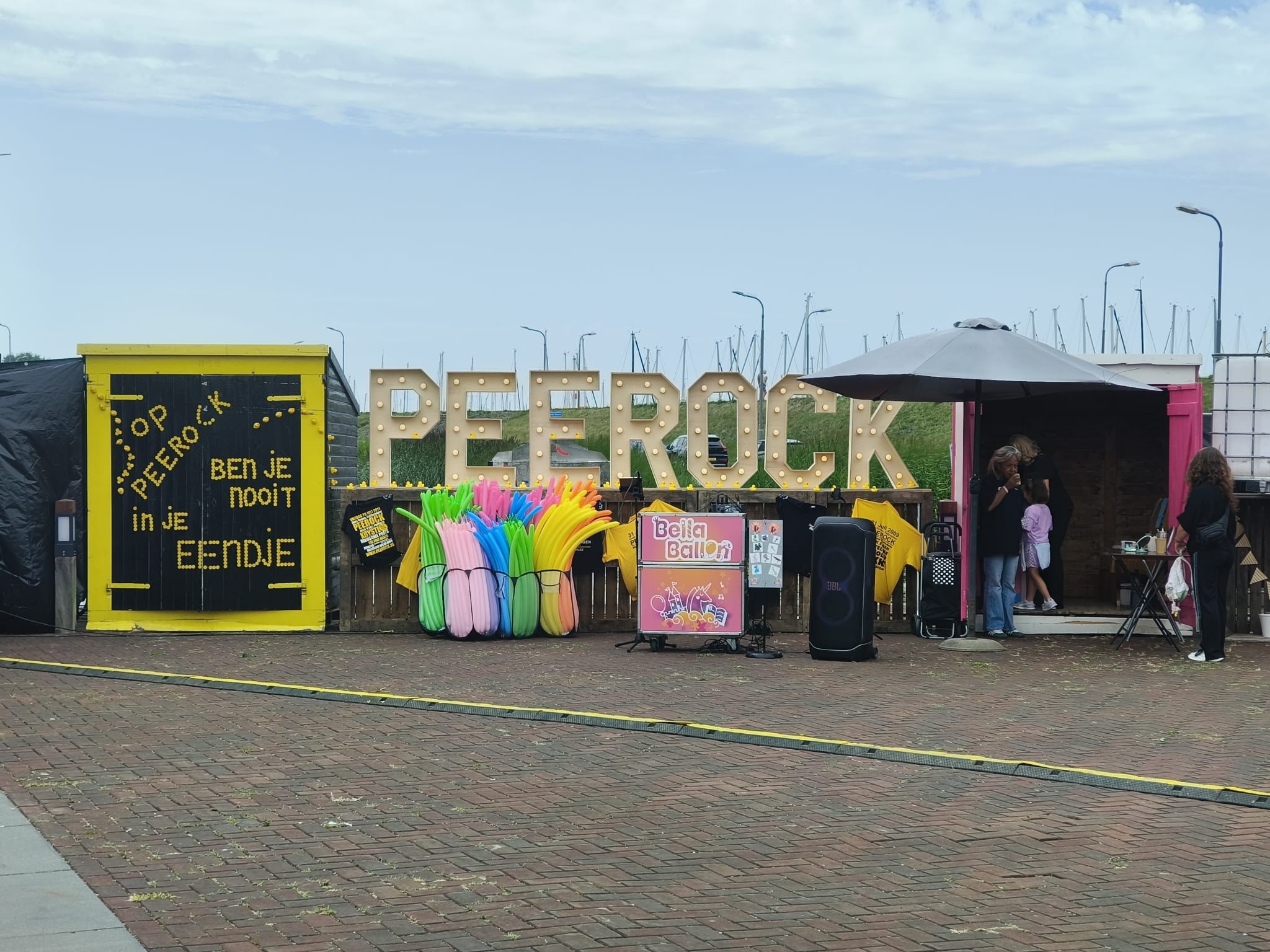 ☕🎶 Peerock | Colijnsplaat | 26 juli 🎶☕
Wij zijn erbij! Van 15.00 tot 01.00 uur kun je ons vinden op Peerock met onze koffie foodtruck.
Kom langs voor:
✨ Heerlijke koffie & thee
🧊 Verfrissende ijskoffie & smoothies
🍰 Huisgemaakt gebak om je vingers bij af te likken
Perfect om even bij te tanken tussen de optredens door. Zien we je daar? 💛