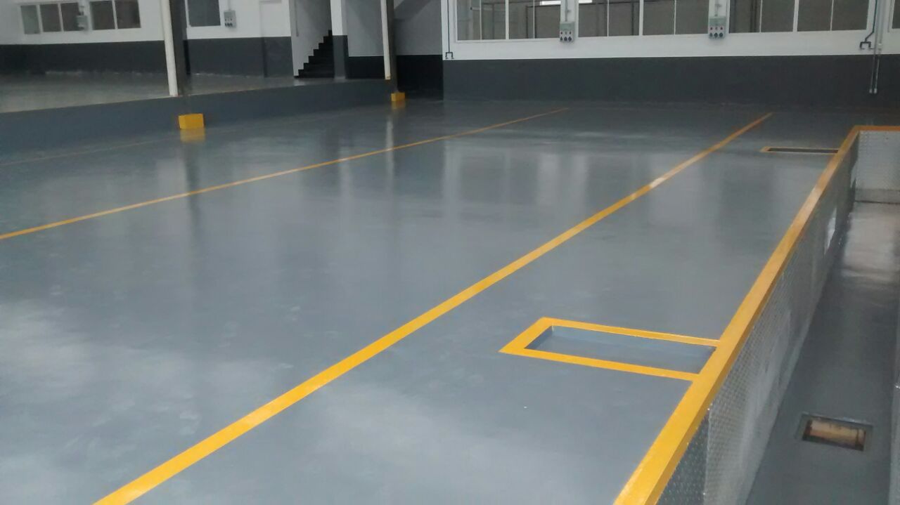 Você sabe o que é o revestimento epóxi?
⠀
O epóxi é um tipo de revestimento industrial de alta performance, ideal para pisos que precisam de resistência mecânica, química e estética.
⠀
É amplamente utilizado em indústrias, hospitais, escolas, estacionamentos e até em projetos residenciais — principalmente quando se deseja um acabamento contínuo, sem rejuntes e de fácil limpeza.
⠀
Na forma aparente, o epóxi deixa um visual liso e brilhante, com cores uniformes. Já nas versões com cargas minerais, o piso pode ser antiderrapante e ainda mais resistente.
⠀
Trabalhamos de acordo com a NBR 14050, norma que define os requisitos técnicos para a aplicação correta do sistema. Aqui na ABC Epóxi, seguimos à risca todas as exigências, oferecendo segurança e qualidade em cada projeto.
⠀
📌 Tem dúvidas sobre qual tipo de epóxi é ideal para seu espaço? Fale com nosso time técnico!
🔑 Palavras-chave:
piso epóxi, revestimento epóxi, pintura epóxi, epóxi autonivelante, piso industrial, norma NBR 14050, aplicação epóxi
#PisoEpoxi #RevestimentoEpoxi #PisoIndustrial #EpoxiAutonivelante #NBR14050 #Industria #Garagem #Estacionamento #Higiene #Resistencia #AcabamentoProfissional #ABCEpoxi