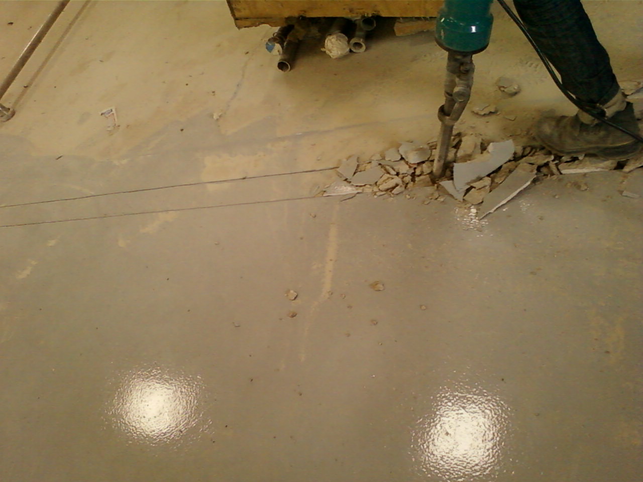 Epóxi X Cerâmica: qual é mais resistente?
⠀
Quando o assunto é piso técnico e de alta performance, o revestimento epóxi se destaca em diversos quesitos:
⠀
✅ Resistência química e mecânica — ideal para áreas industriais e com alto tráfego
✅ Dureza e flexibilidade equilibradas — suporta impactos e não trinca facilmente
✅ Aderência ao substrato — forma uma camada contínua, sem rejuntes
✅ Impermeabilidade total — não absorve líquidos nem facilita proliferação de fungos
⠀
Já a cerâmica, apesar de ser uma escolha tradicional, apresenta:
🔹 Trincas em caso de impacto
🔹 Fragilidade em ambientes com produtos químicos
🔹 Rejuntes que acumulam sujeira e facilitam infiltrações
⠀
👉 Quer saber se o epóxi é a melhor escolha para o seu ambiente? Fale com nosso time técnico!
🔑 Palavras-chave:
resistência do epóxi, dureza do piso epóxi, epóxi vs cerâmica, aderência do epóxi, revestimento técnico
#PisoEpoxi #RevestimentoEpoxi #EpoxiIndustrial #EpoxiResidencial #ComparativoEpoxi #CeramicaNao #AltaResistencia #Impermeabilidade #AcabamentoProfissional #PisoTecnico