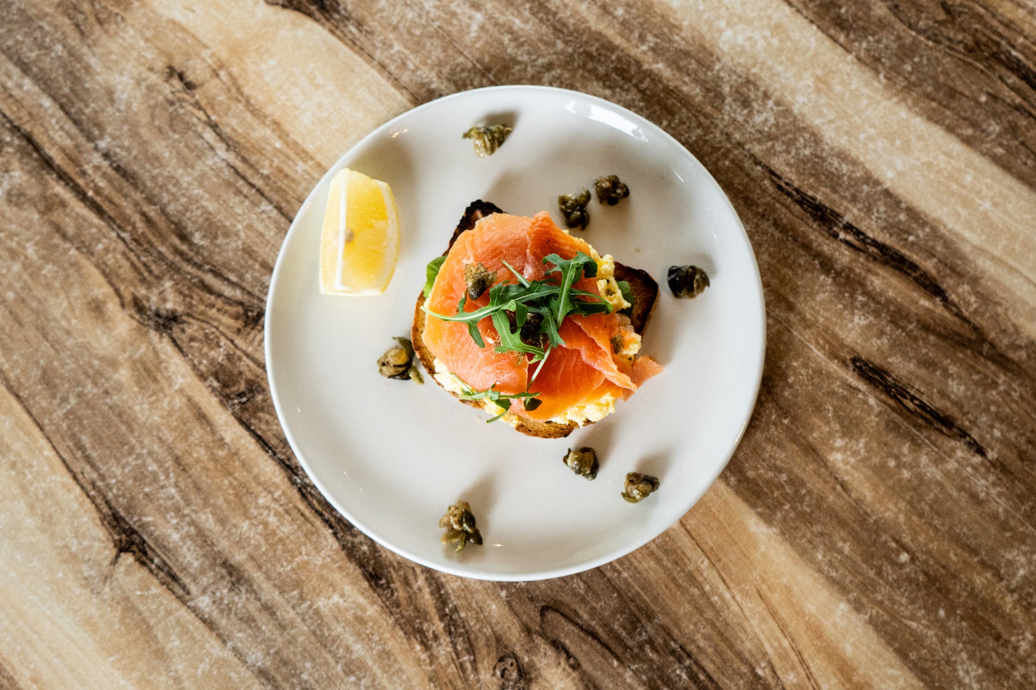 Salmon Scramble Stack: a thing of beauty from any angle. The top secret flavour bomb is the crispy fried capers. Sssshhh... don't tell anyone. 🤐
#ballito #ballitorestaurant #sugarrushpark #lovenorthcoast #breakfastgoals #brunch #omega3 #foodfundi