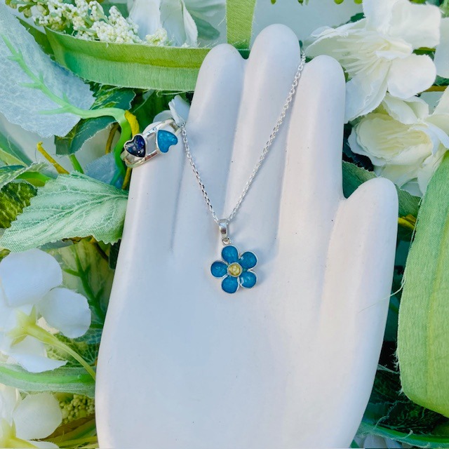 Is there a more iconic flower than the Forget me not? It is so pretty - did you know that the centre of a FMN is only yellow until it has been pollinated and then it changes colour to white, letting the bees know that there is no nectar left. Anyhoo, here is a lovely FMN necklace and the ever popular twin heart ring which never disappoints. If you are interested in either of these items or in what else is to offer either drop me a message or buzz over (see what I did there?) to www.meadowmemorials.co.uk/shop
#forgetmenot #forgetmenotjewellery #forgetmenots #forgetmenotflowers #flowerjewellery #heartring #ashesjewellery #ashesnecklace #ashesring