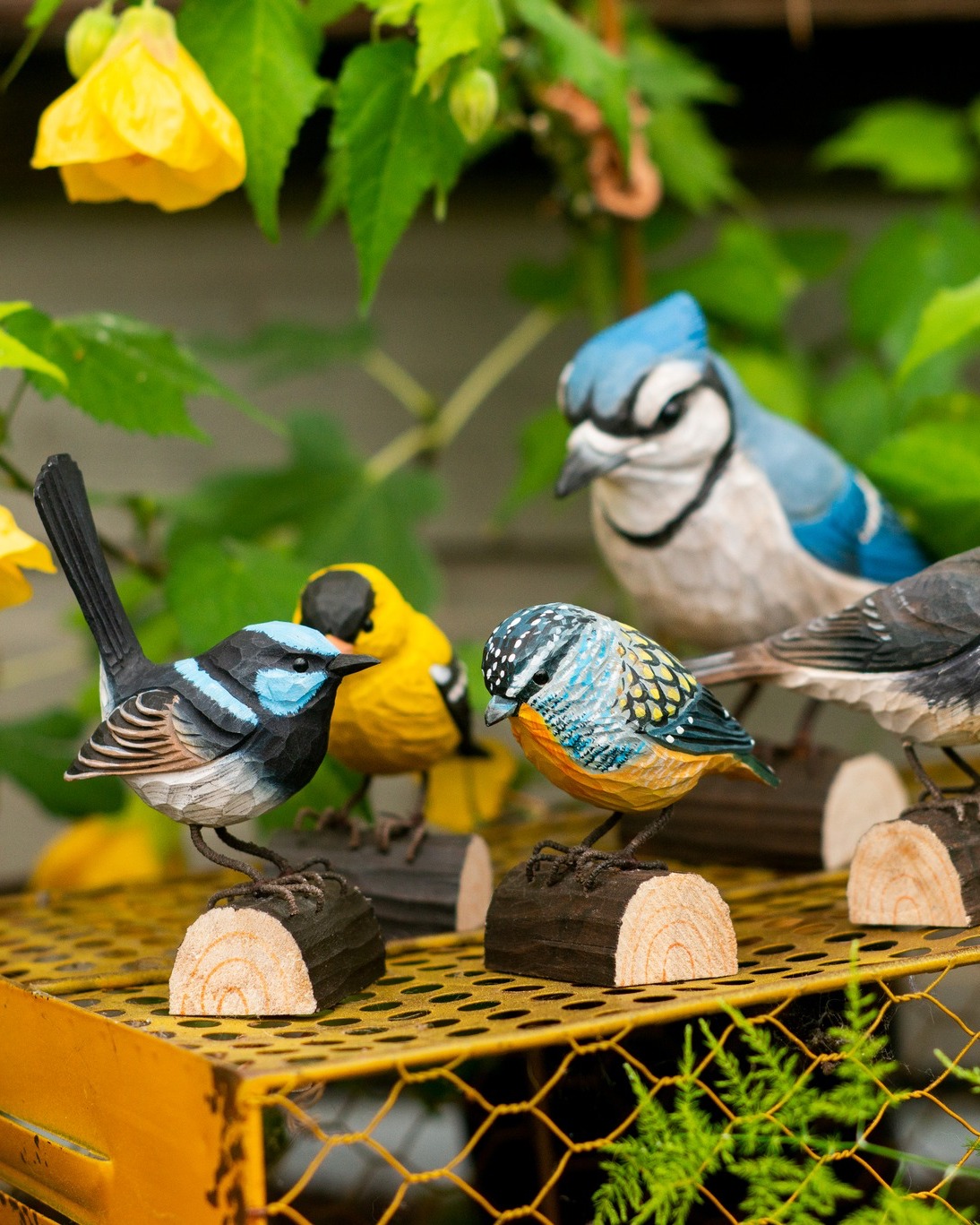☀️ Léto s Kristies ☀️
🌧️ PO DEŠTI 🌧️
Svět utichne. Ae ptačí cvrlikání ho zase probudí a rozjasní 🎼
🐦⬛„Pořád jsme tady“ 🐦⬛
A stejně tak my. Jsme tu pro vás – před deštěm, během něj i po něm.
S okny i náručí dokořán 🤗
Naši ptáčci jsou z lipového dřeva, takže se nemusíte bát, že vám na zimu ulétnou.
A ještě jejich koupí přispíváte na vzdělávání v oblasti ochrany ptactva, aby mohli dál zpívat tam, kde jsou zapotřebí nejvíc 🌳
Děkujeme, že v tom létáte s námi 💚
#letoskristies #kristies #nature #wildlifegarden
