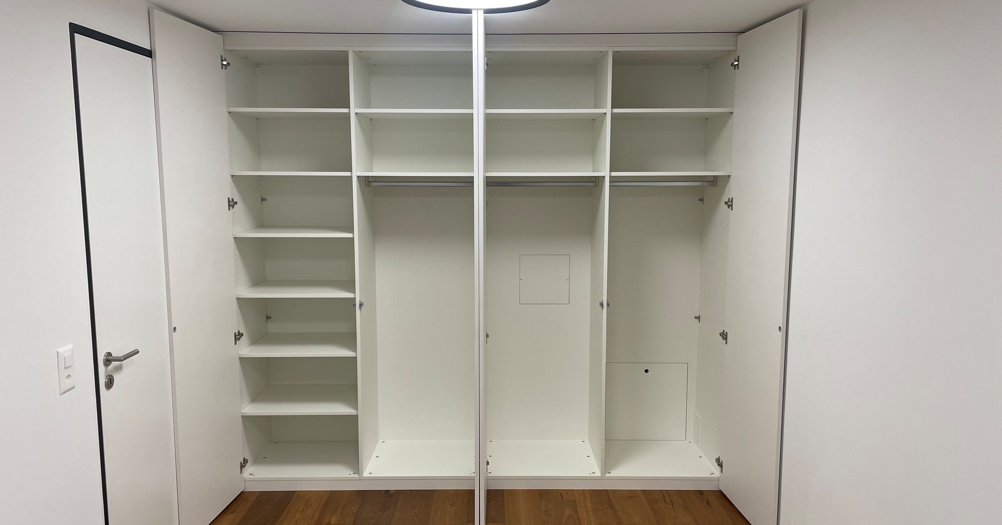 Ein Schrank entsteht - vom leeren Raum zum Massmöbel! ✨
Mit Liebe zum Detail: Heizverteiler & Elektroinstallationen sauber integriert, raumhohe Fronten für ein minimalistisches Gesamtbild.
Swipe nach links und wirf einen Blick hinter die Kulissen.
#Massanfertigung #Innenausbau #Schreinerei #Limmattal