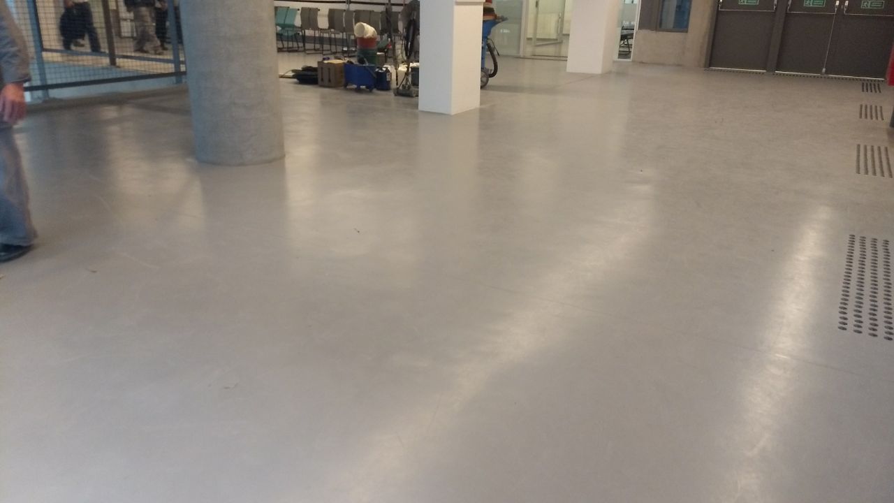 🔶 PISO ANTIDERRAPANTE COM RESINA EPÓXI
Mais segurança, mais resistência, mais performance! 💪
O acabamento antiderrapante é ideal para ambientes com tráfego intenso, umidade ou riscos de escorregamento — como cozinhas industriais, docas, rampas, áreas externas e indústrias! 🏭🚧
Ele pode ser feito com:
✨ Agregados minerais (como quartzo)
🟡 Polímeros (como grânulos de polietileno)
Cada projeto exige um tipo de antiderrapante diferente, e aqui na ABC Epóxi a gente escolhe o ideal para você! ✔️
✅ Piso técnico
✅ Alta resistência
✅ Segurança para quem circula
Entre em contato e saiba qual acabamento é ideal para o seu ambiente.
📍Atendemos todo o Brasil.
#Epoxi #PisoEpoxi #Antiderrapante #PisoIndustrial #ResinaEpoxi #Engenharia #ObraIndustrial #SegurançaDoTrabalho #PisoParaEmpilhadeira #PisoResistente #Obra #ConstruçãoCivil #DesignIndustrial #ManutençãoIndustrial #ABCepoxi