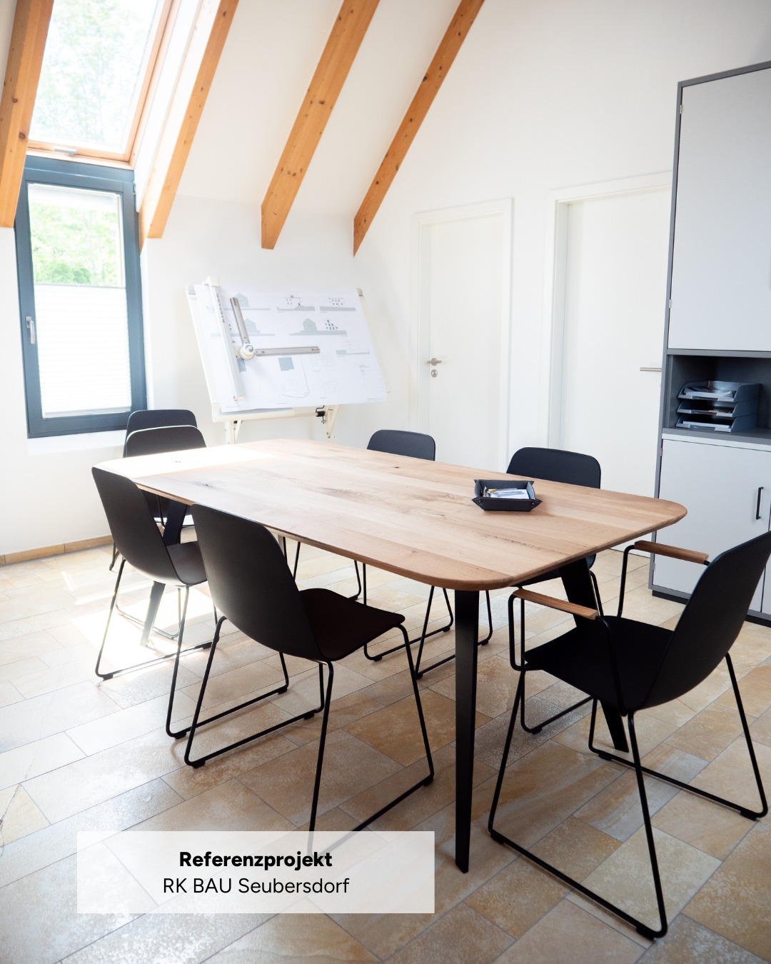 Für RK Bau durften wir eine stilvolle und hochwertige Büroeinrichtung umsetzen. Von der Planung bis zur fertigen Ausstattung wurden alle Details sorgfältig aufeinander abgestimmt.
Zum Einsatz kamen Schreibtische und Rollcontainer von OKA, ergonomische Bürostühle sowie großzügige Büroschränke mit viel Stauraum. Herzstück ist ein großer Besprechungstisch, der ideale Voraussetzungen für Projektbesprechungen schafft.
Das Farbkonzept in Hellgrau, Schwarz und Holz nimmt die warmen Töne der sichtbaren Holzbalken im Dach auf und verbindet modernes Design mit architektonischem Charakter.
#Büroeinrichtung #Arbeitswelten #Innenarchitektur #Büroplanung #Büroberatung #WorkplaceDesign #EffizientArbeiten #OfficeInspiration #KostenloseBeratung #ModernesArbeiten #Arbeitsplatzgestaltung