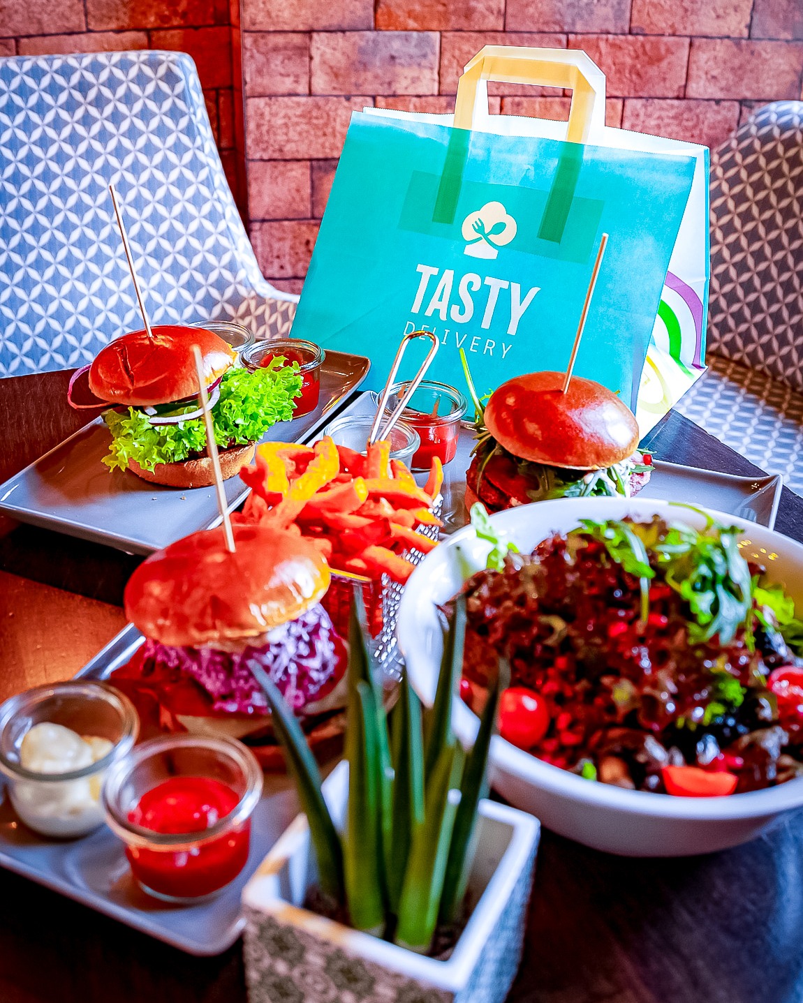 LET‘S GET KONSTANZ TASTY 🍔😍
Genieße saftige Burger, knackige Salate und eine extra große Vielfalt aus den besten Restaurants der Stadt.
Jetzt lecker bestellen:
www.tasty-delivery.de
#burger #tastydelivery #tastykonstanz #lieferservice #lieferdienst #konstanz #bodensee