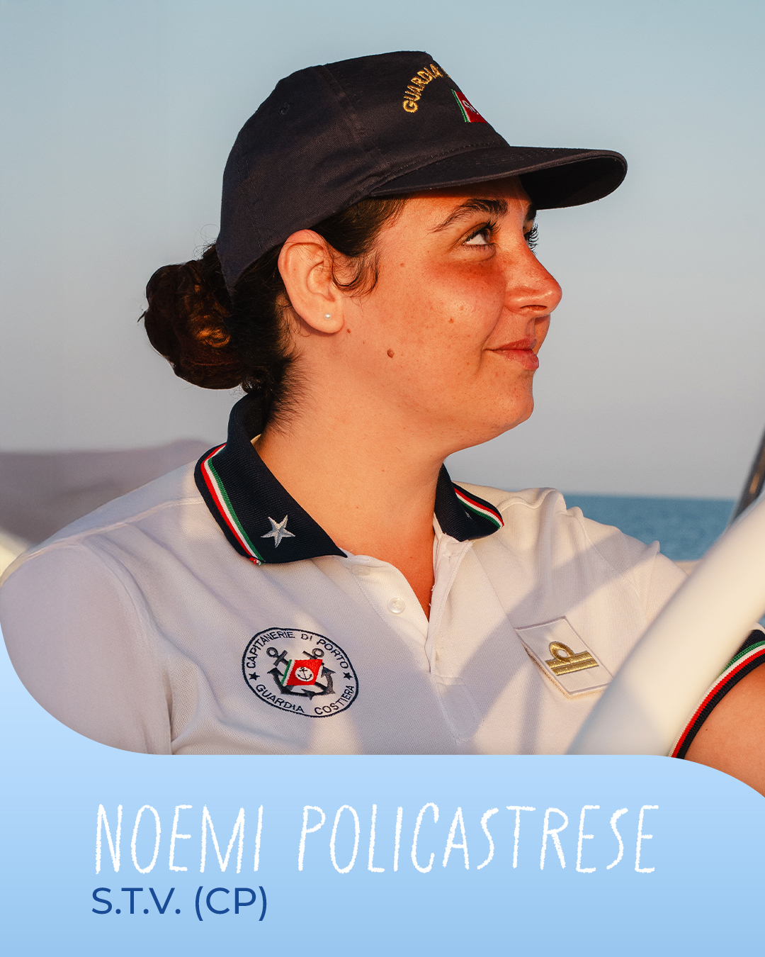 Ti presentiamo Noemi 🤝🏻 S.T.V. (CP) della Guardia Costiera, è stata a bordo per supportare le attività del progetto e contribuire alla salvaguardia dell’ambiente marino. La sua presenza rappresenta l’impegno della Guardia Costiera nel sostenere iniziative di ricerca scientifica e nella tutela delle acque, sia a livello nazionale che internazionale. ⚓️
~
Meet Noemi! 🤝🏻 S.T.V. (CP) of the Italian Coast Guard, she was on board to support the project’s activities and help safeguard the marine environment. Her presence reflected the Coast Guard’s commitment to scientific research initiatives and the protection of both national and international waters. ⚓️
#progettoMARE #aboutMARE #CentroVelicoCaprera
#MarineResearch #WeAreAllOneOcean
#RespectTheOcean