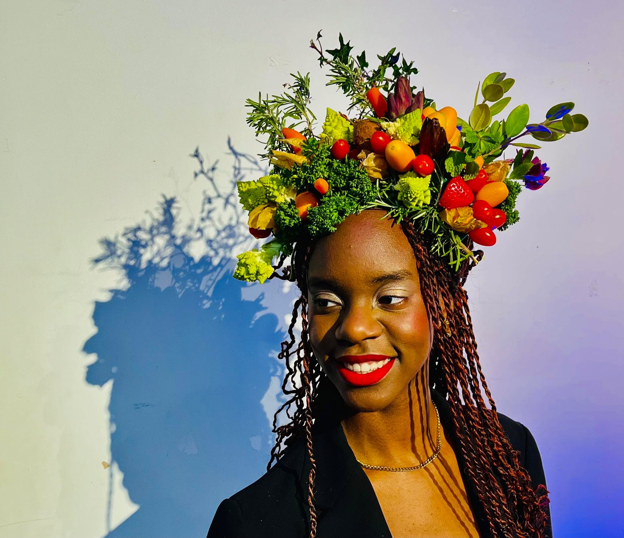 À l’occasion du festival @musicalarue, les @mysterieusescoiffures débarquent à Luxey et présentent “Les coiffures à croquer… Opéra pour fruits et légumes” du vendredi 25 au dimanche 27 juillet. 🎭
En quelques minutes tout un monde coloré, poétique et gourmand se dresse sur les têtes des passants volontaires... des légumes, des fruits et aromates comme des potagers suspendus. 🍇 Ces créations excentriques pourront être dégustées en rentrant à la maison ! 😋
Un clin d'œil à l'oeuvre "Les Saisons" du peintre Giuseppe Arcimboldo et aux jardins de la Renaissance où les jardins fleuris se mêlaient aux potagers.
Une expérience drôle, poétique et gourmande à ne pas manquer !
📍 Rendez vous au Festival Musicalarue, O Cour des Poulailler à Luxey du vendredi 25 au dimanche 27 juillet à 15h50, à 17h10 et à 18h30
(Coréalisation avec L’ @oara.nouvelleaquitaine)
@departement_landes
#lesmysterieusescoiffures #musicalarue #festival #luxey #coiffures #spectacle #leslandes