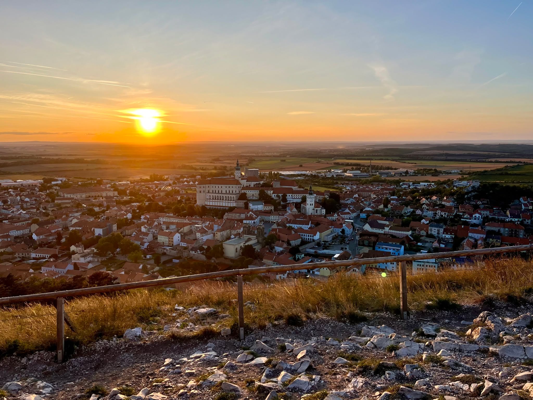 Zlatá hodina. – (c) Václav Kříž #sebastianus #svatykopecek #svatykopecekmikulov #sebastian #stsebastian #mikulov #nikolsburg #morava #jiznimorava #südmähren #mähren #southmoravia #moravia #summer #leto #sommer #sky #zapadslunce #sonnenuntergang #sunsetview #sunset #romantic #zamekmikulov @zamek.mikulov @southmoravia @mestomikulov