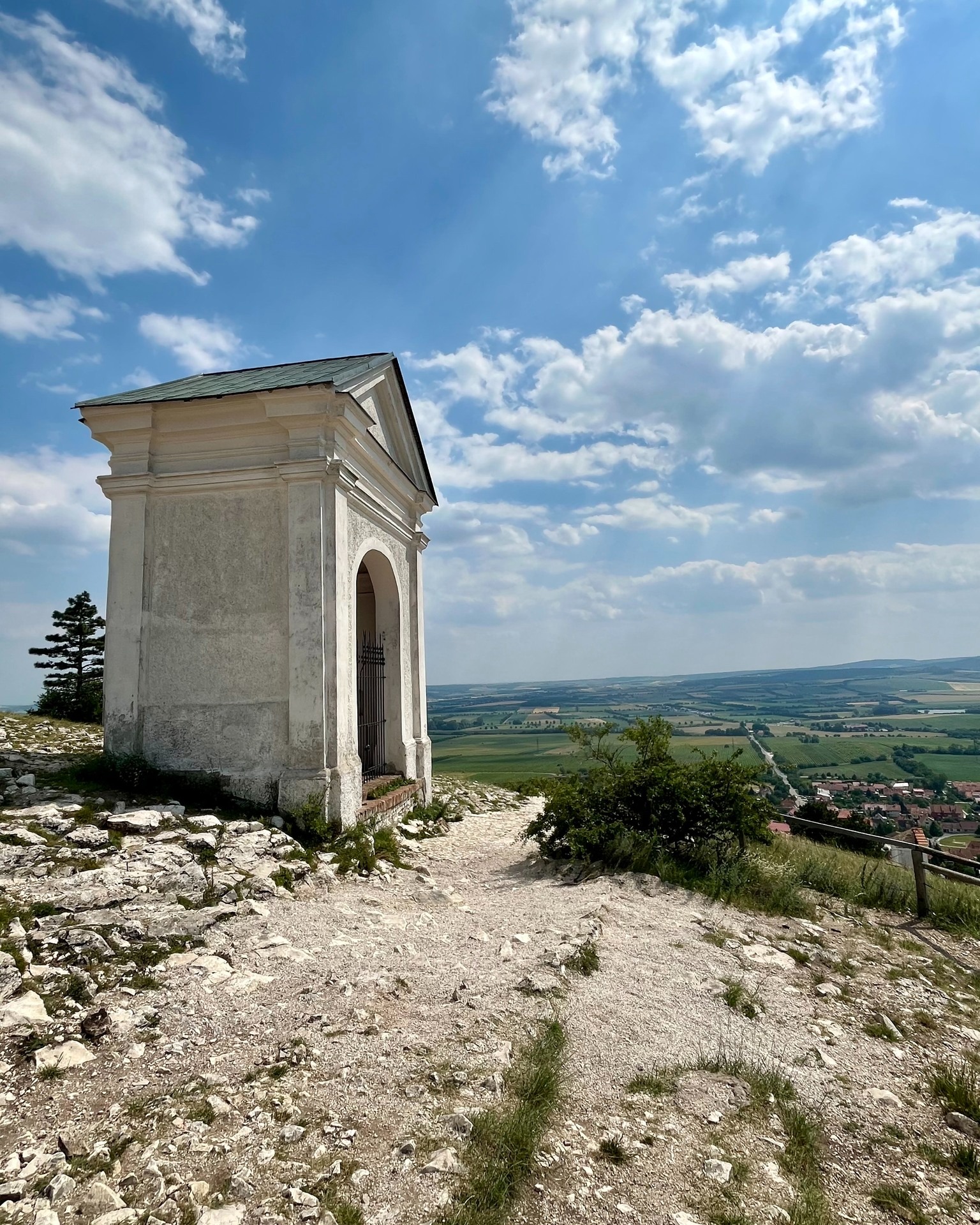 Křížová cesta – (c) Václav Kříž #sebastianus #svatykopecek #svatykopecekmikulov #sebastian #stsebastian #mikulov #nikolsburg #morava #jiznimorava #südmähren #mähren #southmoravia #moravia #summer #leto #sommer #sky #clouds @southmoravia @mestomikulov @farnostimikulovska