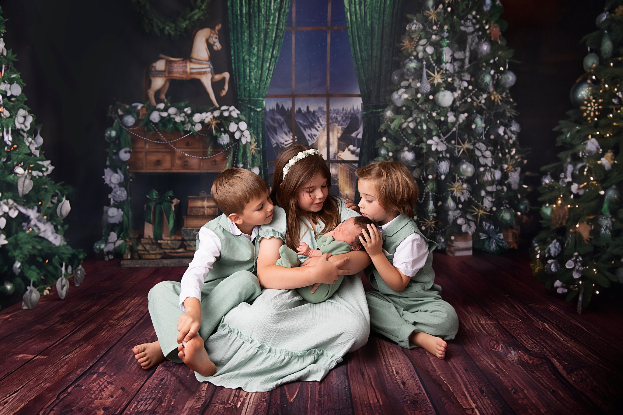 🎄✨ 𝐂𝐇𝐑𝐈𝐒𝐓𝐌𝐀𝐒 𝐌𝐈𝐍𝐈𝐒 ✨🎄
It's that time again... the cosiest, most magical sessions of the year are coming!
Early access bookings for this year's Christmas Minis go live on 𝐅𝐫𝐢𝐝𝐚𝐲 𝟏𝐬𝐭 𝐀𝐮𝐠𝐮𝐬𝐭 𝐚𝐭 𝟖𝐏𝐌 and the remaining slots will be made available to the public 24 hours later. Christmas Mini's for 2025 are going to take place in November on select Fridays, Saturdays and Sundays.
Here’s what’s included:
🎁 A 20-minute studio session
🎄 Two beautifully styled, festive setups
🖼 An online viewing gallery to choose your favourites
📸 3 high-resolution, fully edited digital images included
🧑👩👧 Additional images available to purchase at £20 each
👨👩👧👦 Suitable for up to 2 adults + 3 children
🎄 All for just £120
This is your final chance to be added to the early access list, if you aren't already! I have a long list of families waiting and with very limited slots available this year, dates will go very quickly - especially the weekend slots, so please make sure you're on the early access list to avoid disappointment.
If you'd love some magical, joy-filled Christmas portraits to treasure forever, now’s the time to get your name on the list! Drop a comment below or DM me to get on the early access list ✨🎄