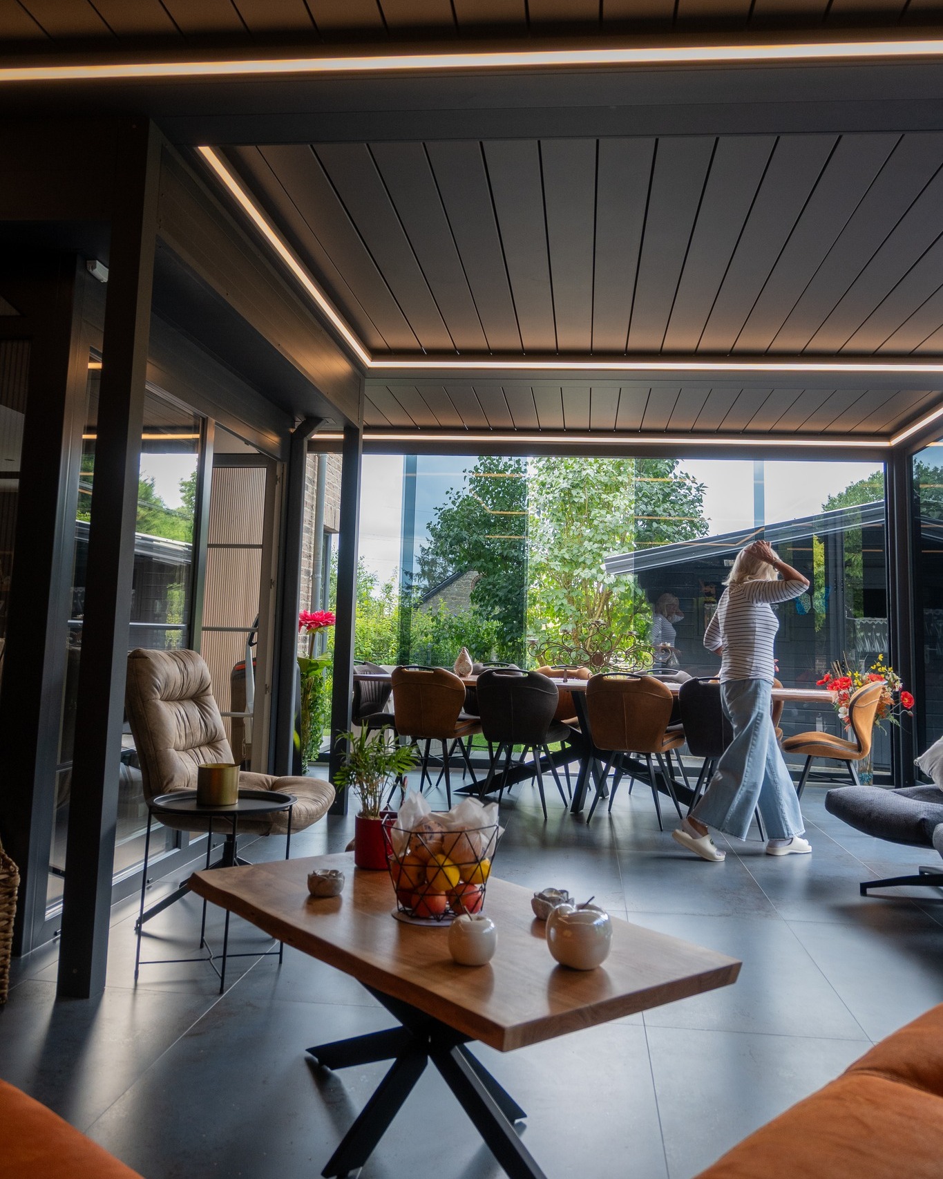 🌟Vue sous tous les angles… et toujours aussi belle.
À Jemeppe-sur-Sambre, cette pergola 3 modules coche toutes les cases :
✔️ Toit à lames rétractables pour jouer avec le soleil
✔️ Parois vitrées pour un confort toute l’année
✔️ Bardage aluminium pour le côté moderne
✔️ Et un revêtement bois intérieur avec LED intégrées pour l’élégance
Chaque module a été pensé pour offrir un espace de vie extérieur unique, chaleureux et fonctionnel. Un espace qui vous ressemble réellement avec votre touche personnelle.🎨
#pergoladesign #extensionmaison #aménagementextérieur #terrassecouverte #Jardin #pergolasurmesure #PergoluxGlobal