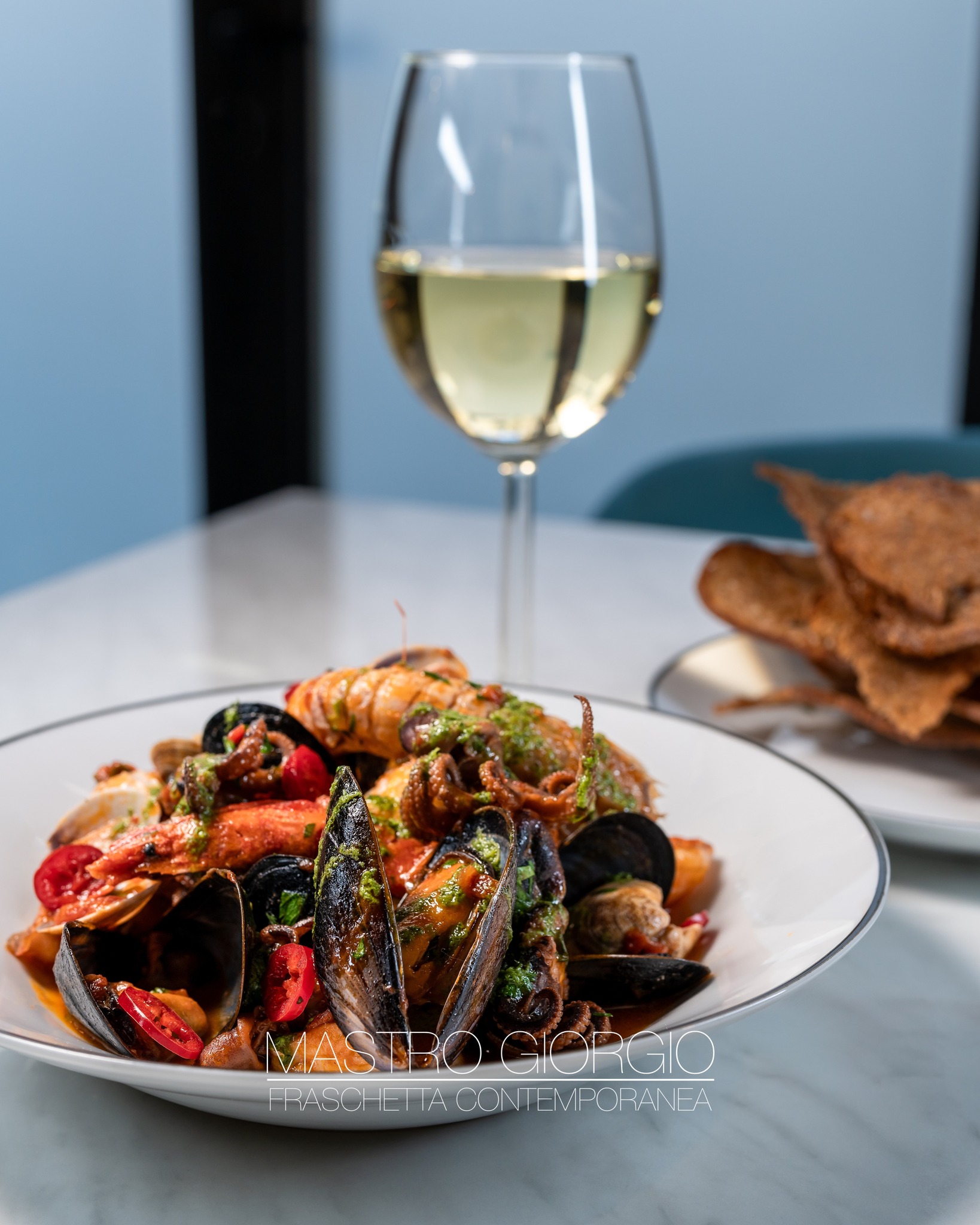 𝑳𝒂 𝒁𝒖𝒑𝒑𝒂 𝒅𝒊 𝑷𝒆𝒔𝒄𝒆 𝑪𝒊𝒗𝒊𝒕𝒂𝒗𝒆𝒄𝒄𝒉𝒊𝒆𝒔𝒆: 𝑼𝒏 𝑹𝒊𝒕𝒐 𝑪𝒉𝒆 𝑵𝒂𝒔𝒄𝒆 𝒕𝒓𝒂 𝒍𝒆 𝑩𝒂𝒓𝒄𝒉𝒆 𝒅𝒆𝒊 𝑷𝒆𝒔𝒄𝒂𝒕𝒐𝒓𝒊 🎣
𝐿𝑎 𝑧𝑢𝑝𝑝𝑎 𝑑𝑖 𝑝𝑒𝑠𝑐𝑒 𝑐𝑖𝑣𝑖𝑡𝑎𝑣𝑒𝑐𝑐ℎ𝑖𝑒𝑠𝑒 𝑛𝑎𝑠𝑐𝑒 𝑡𝑟𝑎 𝑙𝑒 𝑏𝑎𝑟𝑐ℎ𝑒 𝑑𝑒𝑖 𝑝𝑒𝑠𝑐𝑎𝑡𝑜𝑟𝑖. 𝑈𝑛 𝑝𝑖𝑎𝑡𝑡𝑜 𝑟𝑢𝑠𝑡𝑖𝑐𝑜 𝑒 𝑎𝑢𝑡𝑒𝑛𝑡𝑖𝑐𝑜, 𝑢𝑛 𝑜𝑚𝑎𝑔𝑔𝑖𝑜 𝑎𝑙𝑙𝑒 𝑜𝑟𝑖𝑔𝑖𝑛𝑖 𝑚𝑎𝑟𝑖𝑛𝑎𝑟𝑒 𝑑𝑒𝑙 𝐿𝑎𝑧𝑖𝑜 𝑒 𝑎𝑙𝑙𝑒 𝑡𝑎𝑣𝑜𝑙𝑒 𝑎𝑝𝑝𝑎𝑟𝑒𝑐𝑐ℎ𝑖𝑎𝑡𝑒 𝑎𝑙 𝑡𝑟𝑎𝑚𝑜𝑛𝑡𝑜 𝑛𝑒𝑙𝑙𝑒 𝑑𝑜𝑚𝑒𝑛𝑖𝑐ℎ𝑒 𝑒𝑠𝑡𝑖𝑣𝑒 𝑑𝑒𝑖 𝑟𝑜𝑚𝑎𝑛𝑖.
𝐷𝑎 𝑀𝑎𝑠𝑡𝑟𝑜 𝐺𝑖𝑜𝑟𝑔𝑖𝑜 𝑛𝑜𝑛 𝑙𝑜 𝑐𝑜𝑛𝑠𝑖𝑑𝑒𝑟𝑖𝑎𝑚𝑜 𝑠𝑒𝑚𝑝𝑙𝑖𝑐𝑒𝑚𝑒𝑛𝑡𝑒 𝑢𝑛 𝑝𝑖𝑎𝑡𝑡𝑜 𝑚𝑎 𝑝𝑖𝑢𝑡𝑡𝑜𝑠𝑡𝑜 𝑢𝑛 𝑟𝑖𝑡𝑜. 𝑆𝑒𝑙𝑒𝑧𝑖𝑜𝑛𝑖𝑎𝑚𝑜 𝑒 𝑙𝑎𝑣𝑜𝑟𝑖𝑎𝑚𝑜 𝑐𝑜𝑛 𝑐𝑢𝑟𝑎 𝑖𝑙 𝑝𝑒𝑠𝑐𝑒 𝑚𝑖𝑔𝑙𝑖𝑜𝑟𝑒 𝑒 𝑙𝑜 𝑐𝑜𝑛𝑖𝑢𝑔ℎ𝑖𝑎𝑚𝑜 𝑐𝑜𝑛 𝑝𝑜𝑚𝑜𝑑𝑜𝑟𝑜 𝑓𝑟𝑒𝑠𝑐𝑜, 𝑎𝑔𝑙𝑖𝑜, 𝑝𝑟𝑒𝑧𝑧𝑒𝑚𝑜𝑙𝑜 𝑒 𝑢𝑛 𝑓𝑖𝑙𝑜 𝑑’𝑜𝑙𝑖𝑜 𝑒𝑥𝑡𝑟𝑎𝑣𝑒𝑟𝑔𝑖𝑛𝑒, 𝑝𝑒𝑟 𝑒𝑠𝑎𝑙𝑡𝑎𝑟𝑛𝑒 𝑖𝑙 𝑝𝑟𝑜𝑓𝑢𝑚𝑜 𝑑𝑒𝑙 𝑚𝑎𝑟𝑒. 𝐿𝑎 𝑠𝑒𝑟𝑣𝑖𝑎𝑚𝑜 𝑐𝑜𝑛 𝑝𝑎𝑛𝑒 𝑐𝑎𝑙𝑑𝑜 𝑒 𝑝𝑟𝑜𝑓𝑢𝑚𝑎𝑡𝑜, 𝑡𝑎𝑔𝑙𝑖𝑎𝑡𝑜 𝑠𝑜𝑡𝑡𝑖𝑙𝑖𝑠𝑠𝑖𝑚𝑜 𝑒 𝑎𝑟𝑟𝑜𝑠𝑡𝑖𝑡𝑜.
𝐸̀ 𝑙𝑎 𝑛𝑜𝑠𝑡𝑟𝑎 𝑑𝑒𝑑𝑖𝑐𝑎 𝑎𝑙𝑙𝑒 𝑒𝑠𝑡𝑎𝑡𝑖 𝑟𝑜𝑚𝑎𝑛𝑒 𝑝𝑒𝑟𝑠𝑒 𝑛𝑒𝑙 𝑡𝑒𝑚𝑝𝑜, 𝑐ℎ𝑒 𝑠𝑎 𝑑𝑖 𝑐𝑎𝑠𝑎 𝑒 𝑑𝑖 𝑚𝑎𝑟𝑒.
Questa meraviglia è parte del nostro menù "Omaggio alla Costa Laziale", un'edizione limitata che ti aspetta per un viaggio di sapori indimenticabile.
📍 Via Alessandro Volta 36, Testaccio, Roma
📞 Vivi questo rito di gusto: prenota ora il tuo tavolo! LINK IN BIO!
#MastroGiorgioRoma #ZuppaDiPesce #Civitavecchiese #OmaggioAllaCostaLaziale #PiattoAutentico #PesceFresco #CucinaDiMare #TestaccioFood #RomaRistoranti #CucinaRomana #FoodExperience #EstateARoma #Villeggiatura #SaporiDelTirreno #RitoDelGusto #TradizioneLaziale #BuonCiboBuonVinoAllegria #ItalianFood #GustaRoma #CenaARoma #FoodieRoma #MastroGiorgioExperience #RomaFoodie #PiattiTradizionali #MareARoma #RicetteDimenticate