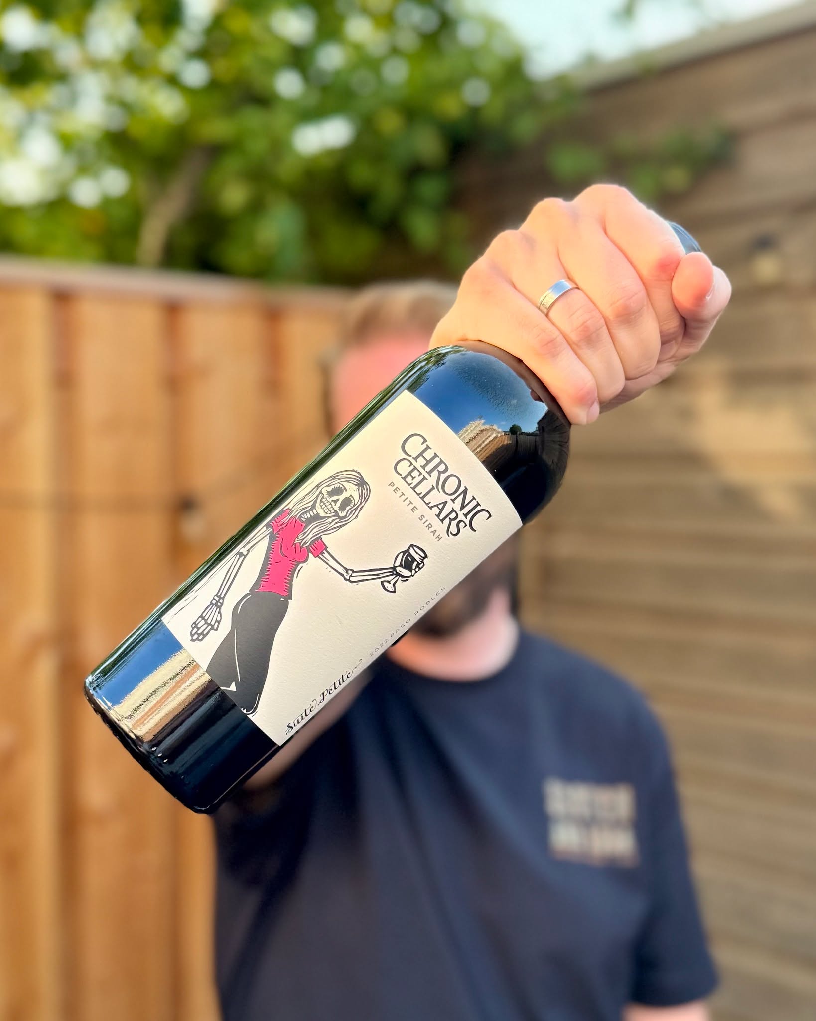 Suite Petite, Chronic Cellars, Californië, Verenigde Staten
Deze week verkeren we in Californische sferen, met wijnen van een heel vet wijnhuis - welkom in de wereld van Chronic Cellars! Californisch karakter met een twist, laten we daar nou van houden!
Vandaag in het glas: Suite Petite, een blend van Petite Sirah met wat Syrah uit Paso Robles. Qua aroma’s gaan we gelijk all-in: donker fruit, iets kruidigs, en dan ineens een vleugje salmiak! Een beetje alsof je een pot bramenjam opentrekt, een zware jongen!
En de smaak? Jammig, beetje droppig, lekker vol. Veel donker fruit, een hint van cacao en een stevige body waar je U tegen zegt. Niet per se complex, maar wel een dikke vette prima – en dat bedoelen we in de goede zin. Deze wijn wil gewoon gezellig bij de BBQ, naast een sappige burger of een portie spareribs. En dan is het een echte crowdpleaser!
Onze beoordeling: 🍼🍼🍼
Wij kregen ‘m van @camuswines. Richtprijs is €13,95. Maar let op! Gebruik de code ‘wijnvaders’ bij Camus Wines voor 10% korting op deze wijn en de andere wijnen die we gaan reviewen van dit wijnhuis! BONUS!
Chronic Cellars is niet bepaald je klassieke wijnhuis. De labels zijn rebels, de namen cheeky (ja, echt – check ‘Purple Paradise’ en ‘Sofa King Bueno’), maar de wijn zelf? Serieus goed gemaakt. Suite Petite is een blend van Petite Sirah met een beetje Syrah erbij, vol power en karakter, maar toch verrassend toegankelijk.
Petite Sirah? Geen kleine wijn! De druif (ook bekend als Durif) is een kruising tussen Syrah en Peloursin. Verwacht dus donker fruit, stevige tannines en veel kleur. Deze variant is net wat ronder en vriendelijker dan z’n Franse roots.
Deze fles is beschikbaar gesteld door Camus Wines en is geen betaalde samenwerking.
#chroniccellars #camuswines #petitesirah #suitepetite #pasorobles #californianwine #proost #wine #wineenthusiastlife #winefluencer #winelover #wineofinstagram #winestagram #instawine #dewijnvaders #wijn #vaders #prouddad #papa