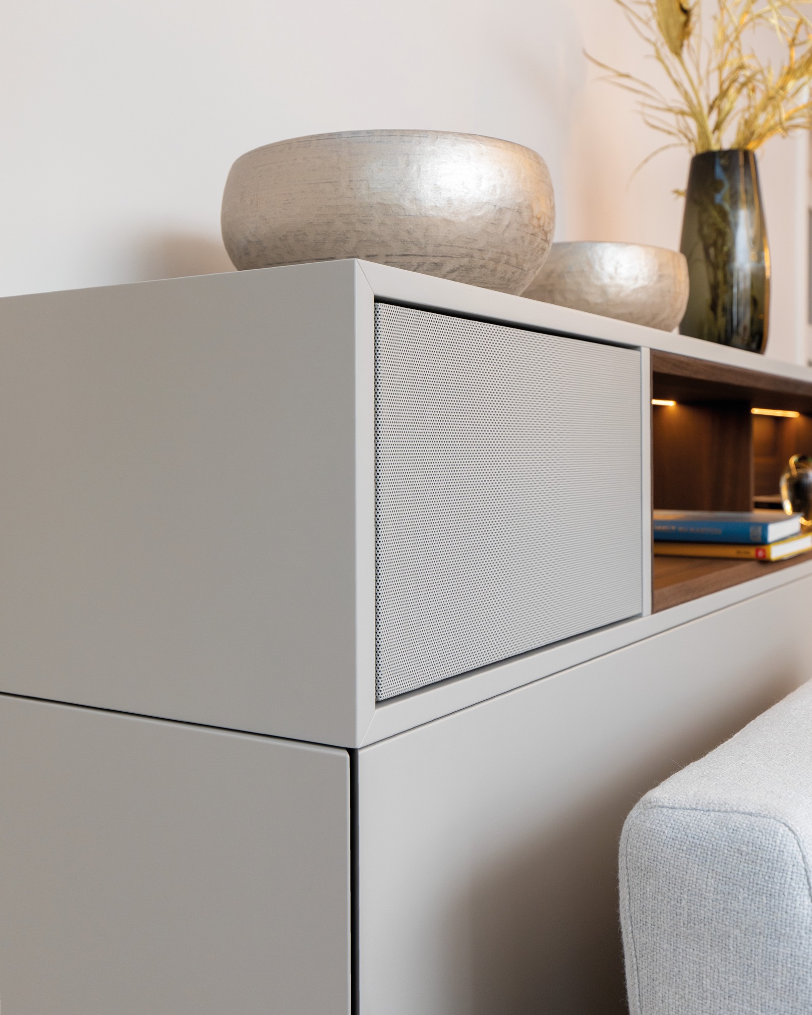 Dieses elegante Medien-Sideboard in hellem Grau vereint Handwerkskunst und modernes Design. Die liebevoll gefertigten Boxengitter, passend lackiert, und die sanfte indirekte Beleuchtung schaffen eine warme, einladende Atmosphäre.
#moebelunikat #sideboarddesign #Wohnideen