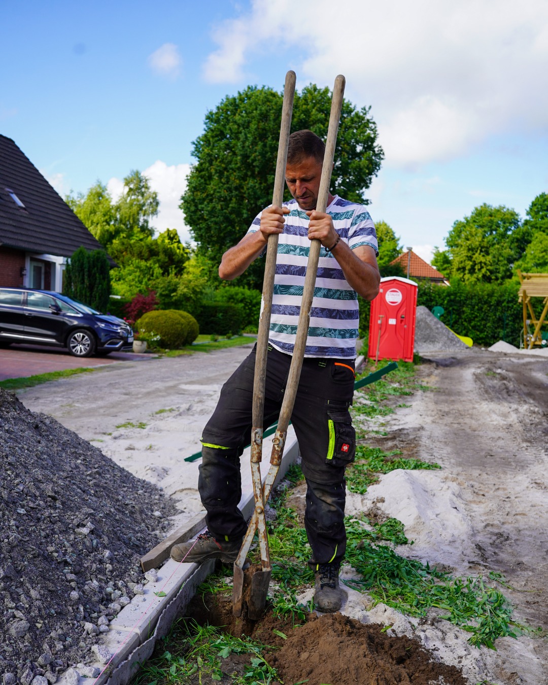Grenzen setzen, mit System. 🛠️🚧
Ob Sichtschutz, Metallzaun oder Holzelemente, wir sorgen für Sicherheit und Optik zugleich.
#saathoff #galabau #zaunbau #sichtschutz #gartenzaun #grenzesetzen #landschaftsbau