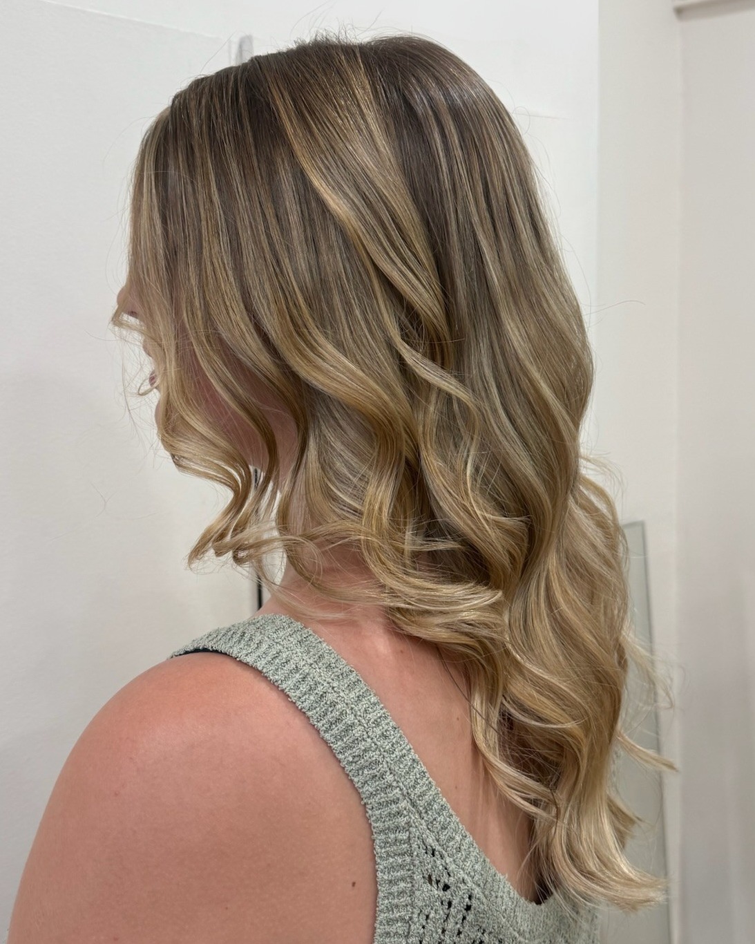 BLOOONDY 💛
Aujourd'hui c'est Amelle qui a réalisé un ombré à l'argile sur cheveux naturels + patine beige pour un effet soleil 🌞
#blondehair #salondecoiffure #patine #HairTransformation #hairnaturel #marcapar