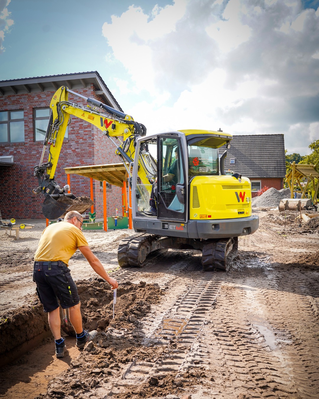 Wenn der Bagger rollt, geht’s richtig los. 🚜💥
Ob Erdarbeiten, Vorbereitung oder Abtrag, wir schaffen Platz für Neues.
Mit Power und Präzision vom ersten Spatenstich an.
#saathoff #baggerarbeit #galabau #erdarbeiten #landschaftsbau #baustellenleben #westerstede #wirpackensan