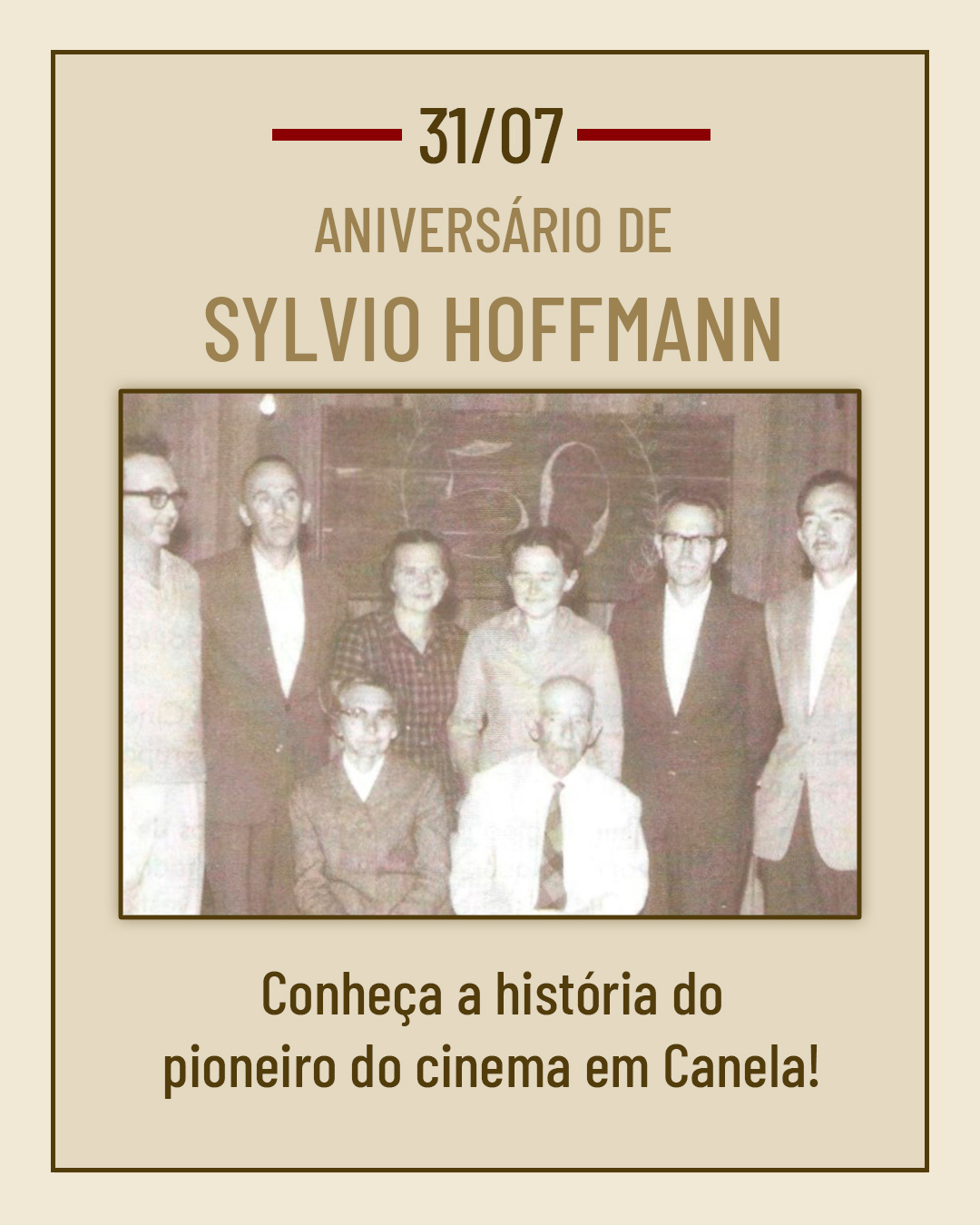 Hoje celebramos o nascimento de Sylvio Hoffmann, uma figura essencial na história de Canela. Muito além de ter sido o pioneiro do cinema na cidade, Hoffmann foi um educador, artista e visionário que ajudou a moldar o imaginário cultural canelense.
Ele acreditava no poder transformador da arte e da educação. Foi por essa crença que levou os primeiros filmes à comunidade, aproximando os moradores da sétima arte quando o cinema ainda era uma novidade em boa parte do país. Mas sua atuação não parou por aí. Sylvio também se dedicou à música, ao ensino e a outras expressões culturais que enriqueceram a vida local.
A foto que acompanha esta homenagem foi registrada durante a comemoração das Bodas de Ouro de Sylvio e sua esposa Eleonor. O casal aparece sentado ao centro, rodeado pelos filhos: Rony, Rubens, Reny, Ruth, Romeu e Raul, em pé, da esquerda para a direita. Uma imagem que reflete o alicerce familiar e os frutos de uma vida dedicada com amor à comunidade e à cultura.
Seu legado permanece vivo, não apenas pelo que projetou nas telas, mas pelo impacto que deixou em tantas pessoas.
Quer conhecer mais sobre essa história fascinante? Acesse o conteúdo completo no portal do Almanaque de Canela. Link na bio!
#SylvioHoffmann #Cinema #AlmanaqueDeCanela