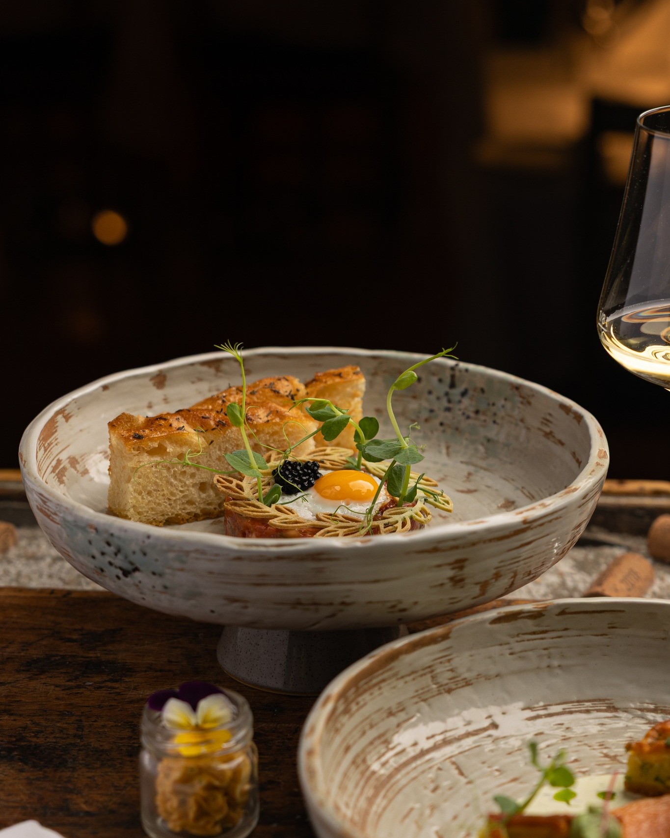 Unser Beef Tartar mit Wachtelei, Focaccia & Trüffelkaviar – ein Bissen voller Texturen und Geschmack. Hergestellt mit regionaler Qualität – ganz nach unserem Anspruch. 😉😋
#wecreatesmiles
#ef16restaurant #fleischmarkt16 #viennaeats #viennarestaurant #finefoodvienna #viennawinebar #viennagarden #sommerwien #foodwithheart #viennacreatives #viennadinner #afterworkvienna #beeftartar