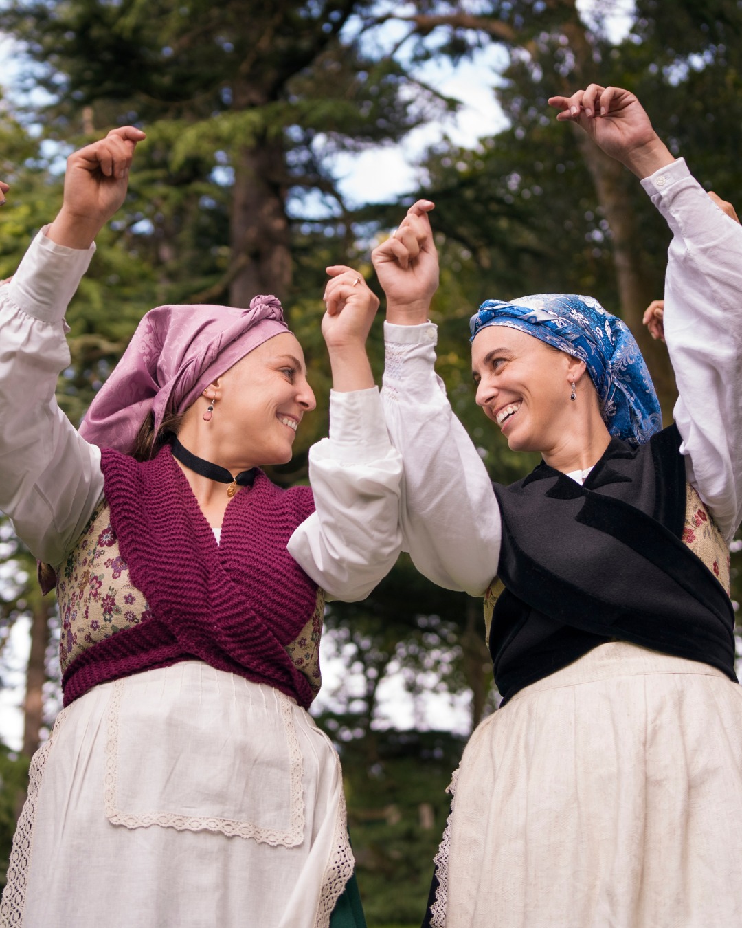 Après le bal de Belloc, Agnès Perez, Aniez eta Zeina s’envolent vers Gennetines pour faire danser le Grand Bal de l’Europe au rythme des danses basque. 💃
👉 Ce mercredi 30 juillet, on les retrouve dès 17h pour un premier atelier, avant de les voir mener le bal à 20h30. Le lendemain, jeudi 31 juillet, la danse continue dès le matin avec deux ateliers, et la journée se clôturera en beauté par un grand bal à 22h30 !
Comme toujours, mutxiko, fandango et autres danses du Pays Basque seront au rendez-vous, portés par l’énergie d’Erika au triki et Mikel au violon. Peu importe votre niveau, venez danser, apprendre et partager un beau moment ! 🤗
Cette prestation est soutenue par la Communauté d'agglomération Pays Basque.
#grandbaldeleurope #gennetines #bal #danse #dansebasque #tradition #basque #aniezetazeina