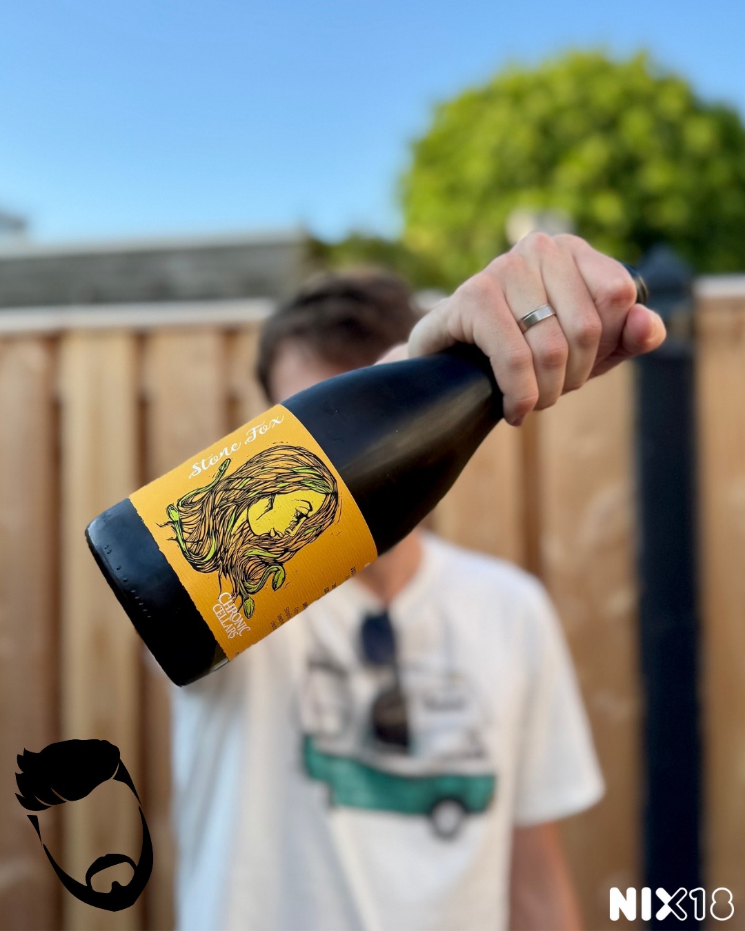 Stone Fox, Chronic Cellars, California, Amerika
Nummer 2 in onze Crazy California week van Chronic Cellars!
Verwacht je bij Californisch wit een moddervette Chardonnay? Dan is dit een hele prettige verrassing! Want deze Stone (cold) Fox van Chronic Cellars is net zo verleidelijk als het etiket. In de geur lekker veel bloemetjes en kisten vol rijp fruit zoals abrikoos, perzik en gekarameliseerde peer. De smaak is minstens net zo rijk en behoorlijk complex, met een mooie balans tussen friszuur en rijp zoetig fruit. Met elke slok bouwt de romigheid een beetje op en in de afdronk proef je een mooie 'toasty' ondertoon. Echt genieten!
Je combineert deze heel goed met bijvoorbeeld couscous met abrikoos en munt of een zachte curry met kokosmelk. Gerechten die toch vaak lastiger te matchen zijn.
Onze beoordeling: 🍼🍼🍼🍼
Wij kregen 'm van @Camuswines. Richtprijs is €18,95
Ja, stiekem behoorlijk boven ons Wijnvaders budget, maar deze vonden we gewoon te tof! En gelukkig hebben we een mooie kortingscode voor je geregeld: met de code ‘wijnvaders’ krijg je bij Camus Wines 10% korting op deze wijn en de andere wijnen die we reviewen van Chronic Cellars! Lekker toch?
De Stone Fox is een heerlijke blend van drie witte druiven: 36% Picpoul, 32% Grenache Blanc, 32% Viognier. En elke druif geeft echt een eigen karakter mee. Picpoul geeft frisse zuren, grenache het zachte fruit en viognier levert de stuivende bloemige aroma's. Ze rijpen samen acht maanden, deels op nieuw Frans eiken (15%) en deels in betonnen vaten. Dat geeft de subtiele 'toasty' ondertonen, zonder dat het allemaal doorslaat.
Deze fles is ter beschikking gesteld door de wijnhandel en is geen betaalde reclame.
#chroniccellars #californiawine #pasorobles #proost #wine #wineenthusiastlife #winefluencer #winelover #wineofinstagram #winestagram #instawine #dewijnvaders #wijn #vaders #prouddad #papa