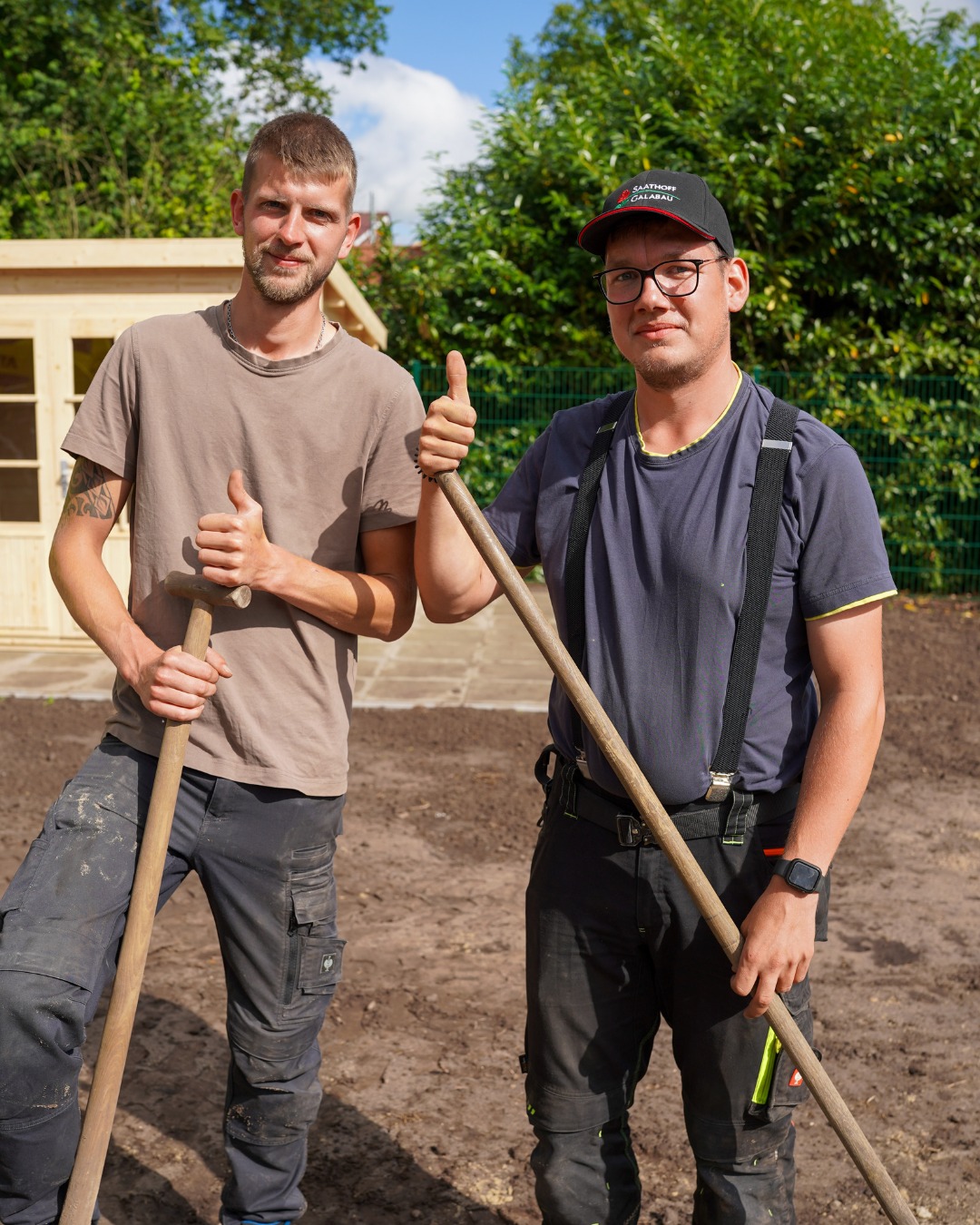 Wir sind zurück! ☀️💪
Frisch erholt, voller Energie, ab sofort sind wir wieder im Einsatz und bereit für neue Projekte.
Habt ihr was vor? Wir setzen’s um!
#saathoff #galabau #zurückausderpause #landschaftsbau #gartenbau #neueprojekte #teamzurück