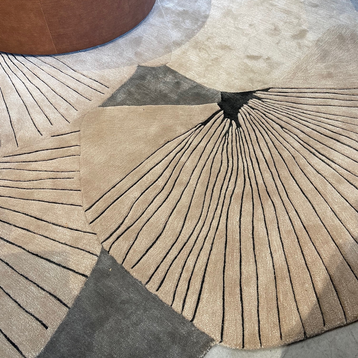 Looking for a custom rug in a specific shape or size or colour or something just completely different. It can be done - don't be shy to ask for what your really want. We make magic happen. #interiorinspo #interiordesigner #luxecoastal #coastalhomes #interiorstyle #northernbeachesdesigner #northernbeachesinteriordesigner #hannafordrossinteriordesign #beautifulhomes #interiorstyling #northernbeaches