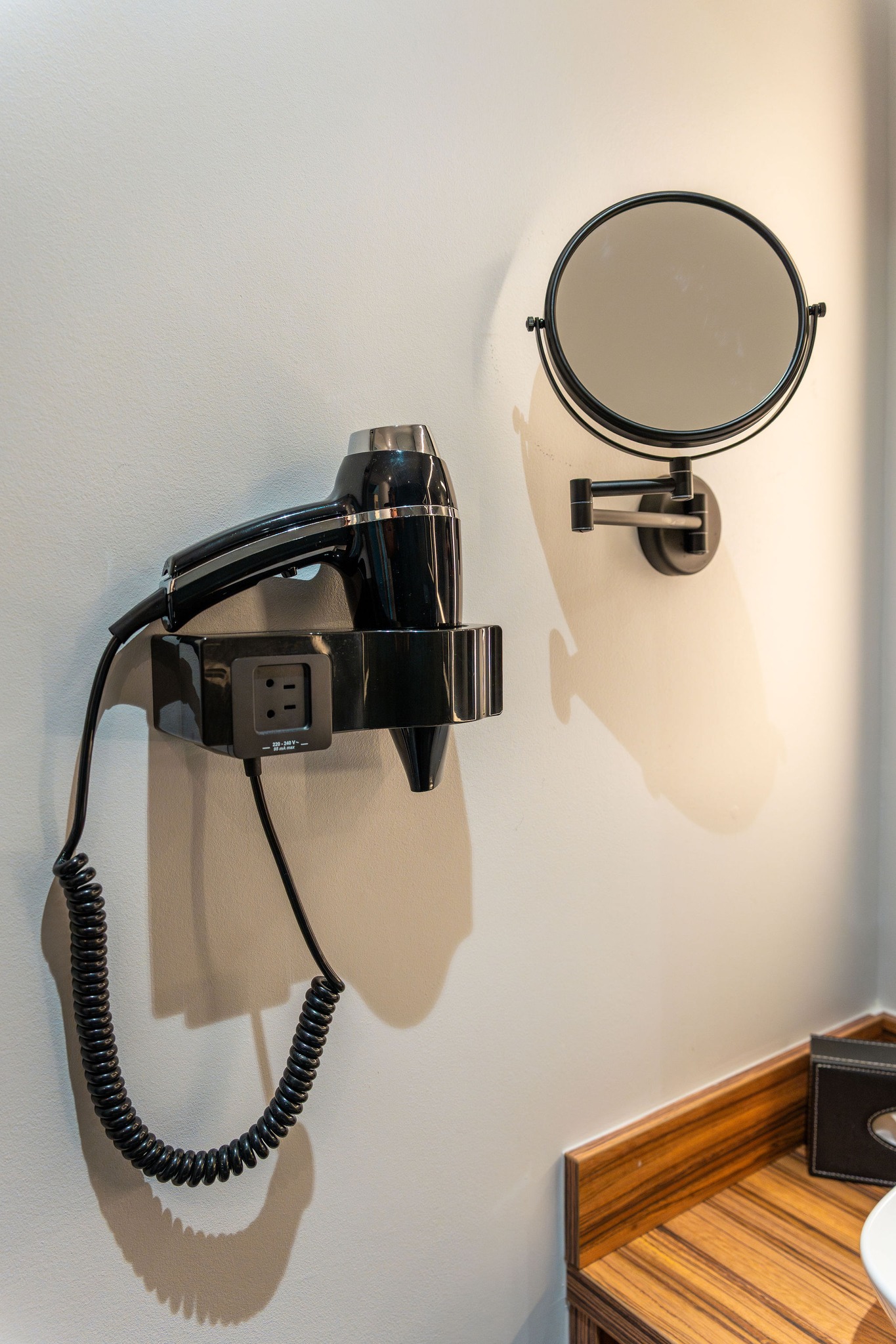 Dans chaque chambre, nous avons pensé à tout : sèche-cheveux, prise pratique et miroir grossissant pour des moments de soin parfaits. Parce que chaque détail compte pour rendre votre séjour encore plus agréable.
Réservez dès maintenant et profitez de notre confort moderne et design !
##equipementchambredhotel #chambredhotel #hotelguadeloupe #hotelgosier #legosier #séjourhotel