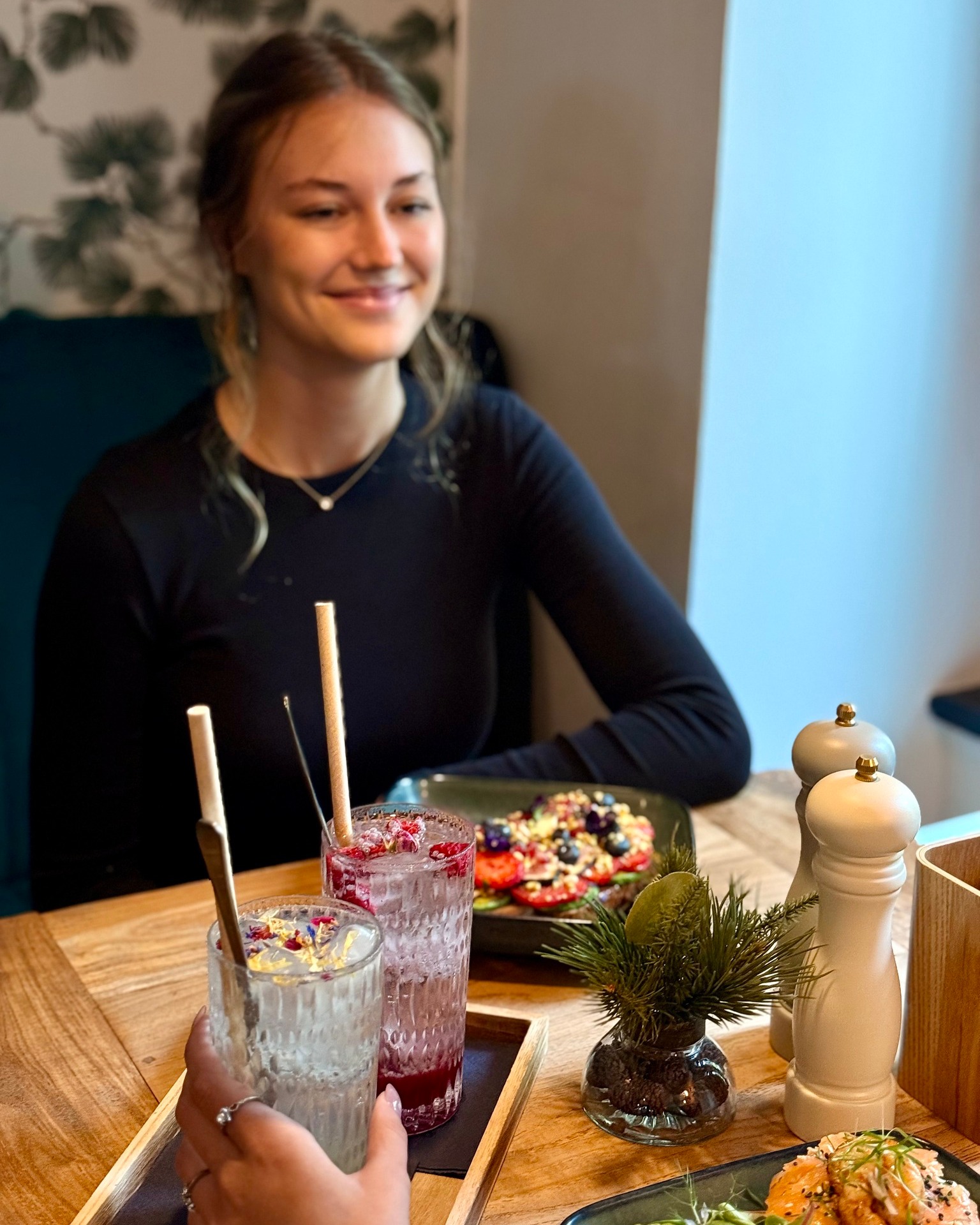 💃 Tančíme v rytmu zážitků 💃
POZVI SVOU NEJKU NA BRUNCH 👩❤️👩🥐☕
Oceňuješ to, na čem opravdu záleží? 💛
Čas s přáteli k tomu rozhodně patří ✨
Protože čím víc zážitků spolu tvoříme, tím barevnější svět kolem nás je 🎨
A léto? ... chutná lépe ve dvou ... stejně jako brunch s nejkou 🥰🥂
📍 Balbínova 27, Praha 2
⏳ PO - NE: 9:00 - 20:00
#tancimevrytmuzazitku #kristies #brunchsnejkou #brunch #prague #bff