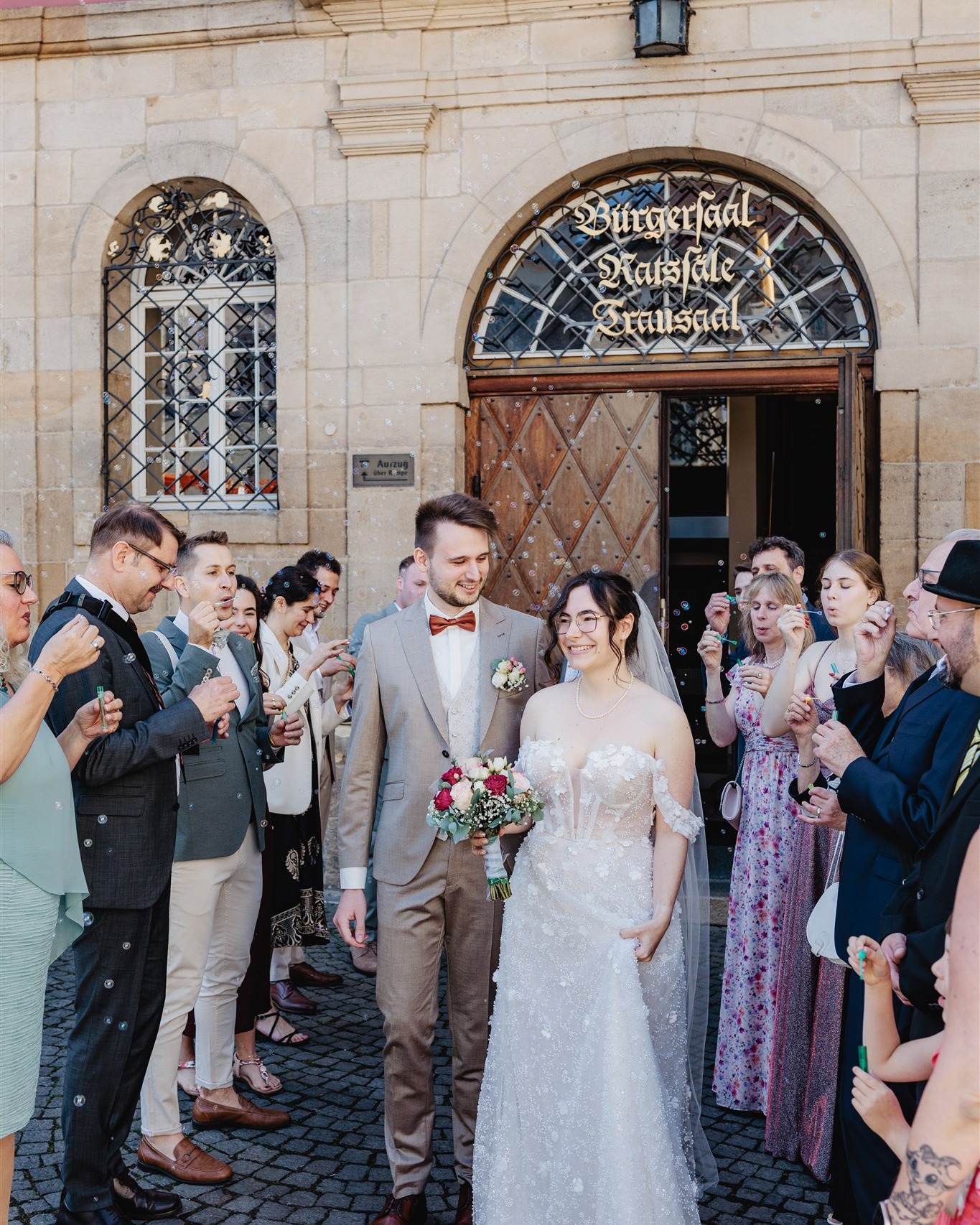 ✨ Ein Sommertag, wie er sich anfühlen soll: leicht, vertraut und ganz bei den Menschen, die wirklich zählen. ✨
Eine Standesamtliche Trauung im Alten Rathaus in Esslingen, anschließend die Feier im Dicken Turm – mit Blick über die Stadt und ganz viel Zeit zum Ankommen.
Kein großes Drumherum, kein starrer Ablauf. Stattdessen ein Tag, der sich einfach entfalten durfte – draußen in der Sonne, mit Lachen, Gesprächen und voller echter Begegnungen. ✨
Die Familie war aus allen Ecken zusammengekommen, um gemeinsam zu feiern – bevor die beiden auf ihre große Weltreise aufgebrochen sind.
So viel Nähe, so viel Lebensfreude – und so ein kostbarer Abschied in ein neues Kapitel.
Ich liebe es, solche Tage festzuhalten – ganz unaufgeregt, aber voller Bedeutung.
Vielen lieben Dank euch beiden, dass ist ein Teil dieses besonderen Tages sein durfte 🫶
