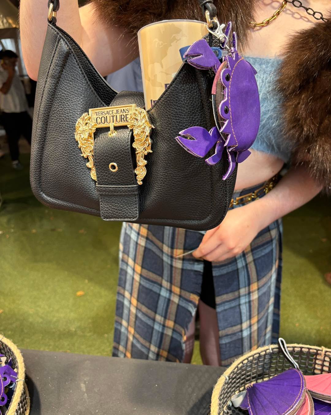 Notre Crabe nouvel accessoire d’un Sac Versace 😅 #chutesdecuir #festivalinterceltiquedelorient #mabutik #festivalinterceltique #lorient #upcycling #crabe