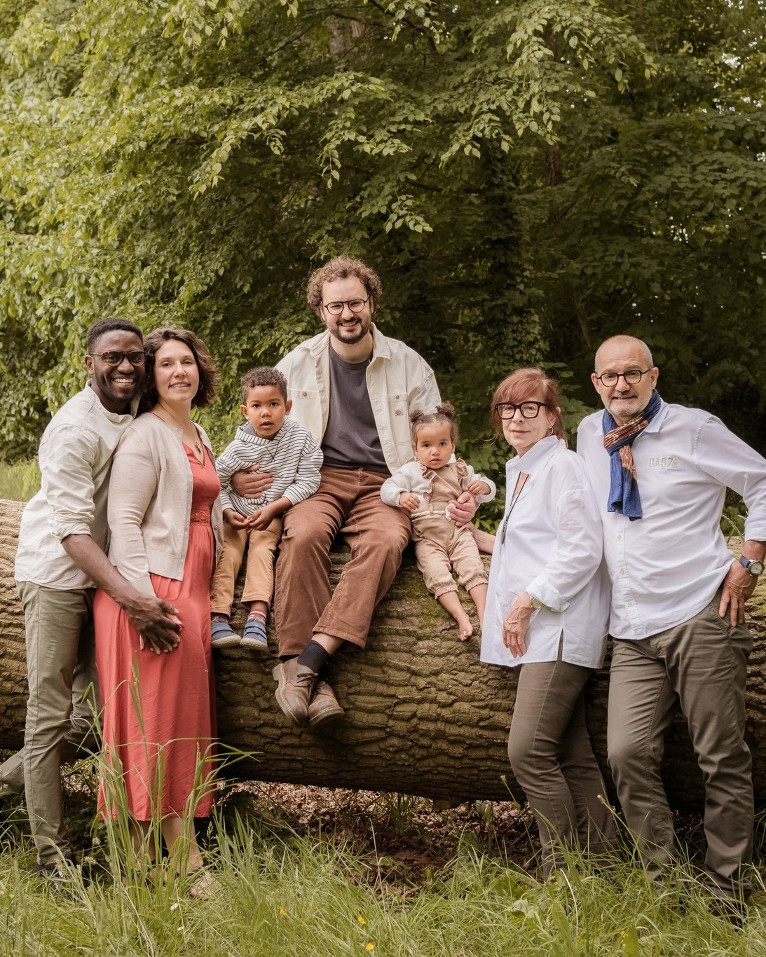 🌺 Un nouveau départ, ensemble 🌺
Anouk et Yoann s’apprêtent à changer de vie :
cap sur la Réunion pour écrire un nouveau chapitre en famille ✈️☀️
Avant le grand départ, ils ont eu envie de créer des souvenirs avec ceux qui comptent et se réunir le temps d’une séance pleine de tendresse et de complicité 💛
Et puis il y a eu ce moment suspendu…
Quand Anouk a fondu en larmes dans les bras de son frère adoré.
Des larmes d’amour, de gratitude, et sûrement un peu de vertige aussi 💫
Ces instants-là… c’est pour ça que je fais ce métier.
Et vous, avez-vous déjà vécu une séance photo en famille ?
#photographefamille #souvenirsenfamille #photographenantes #photographielifestyle #seanceemouvante #familleavanttout #departpourlalareunion #photofamilleemotion