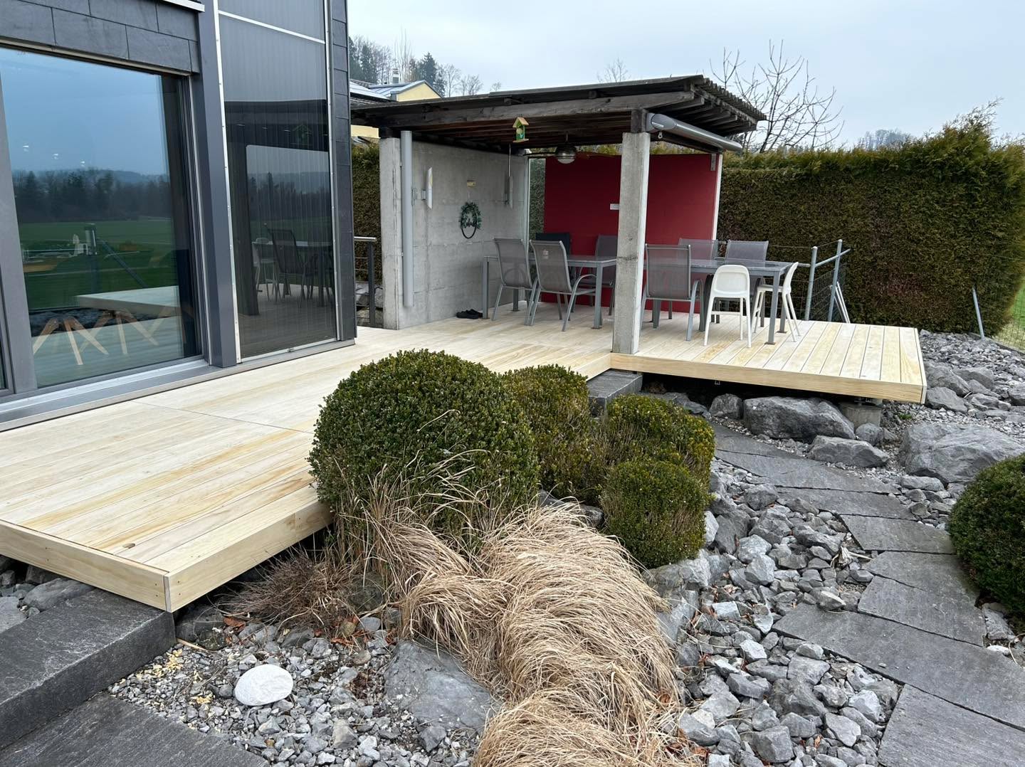 Hier noch einige Fotos von einem grossen Terrassendeck aus Accoya, welches wir im Sonnental realisieren durften.