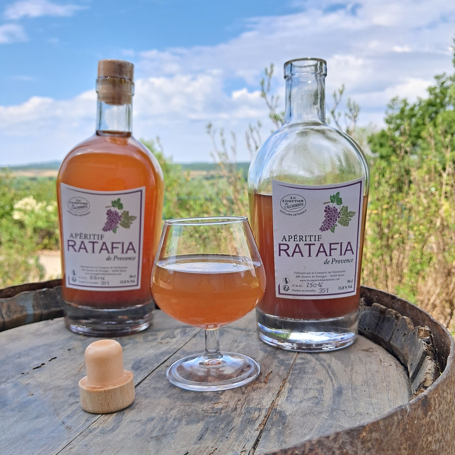 🍇 Le goût du raisin, tout simplement.
Voici notre ratafia de raisin : un assemblage doux et puissant à la fois, né de la rencontre entre un jus de raisin non pasteurisé et une eau-de-vie de raisin artisanale.
Pas de fioritures, pas d’arômes ajoutés — juste le fruit, l’alcool, et du temps.
Résultat ? Un apéritif (ou un digestif, selon l’humeur) fruité, rond et généreux, avec ses 15,6% vol. et une belle longueur en bouche.
👉 À déguster pur, à température ambiante ou légèrement frais.
À savourer lentement… comme une fin d’après-midi au soleil.
L'abus d'alcool est dangereux pour la santé, à consommer avec modération.
#RatafiaDeRaisin #LeComptoirDeLAlchimiste #SpiritueuxArtisanaux #ApéritifNaturel #RaisinMûr #SaveursDeProvence #SansArômesAjoutés