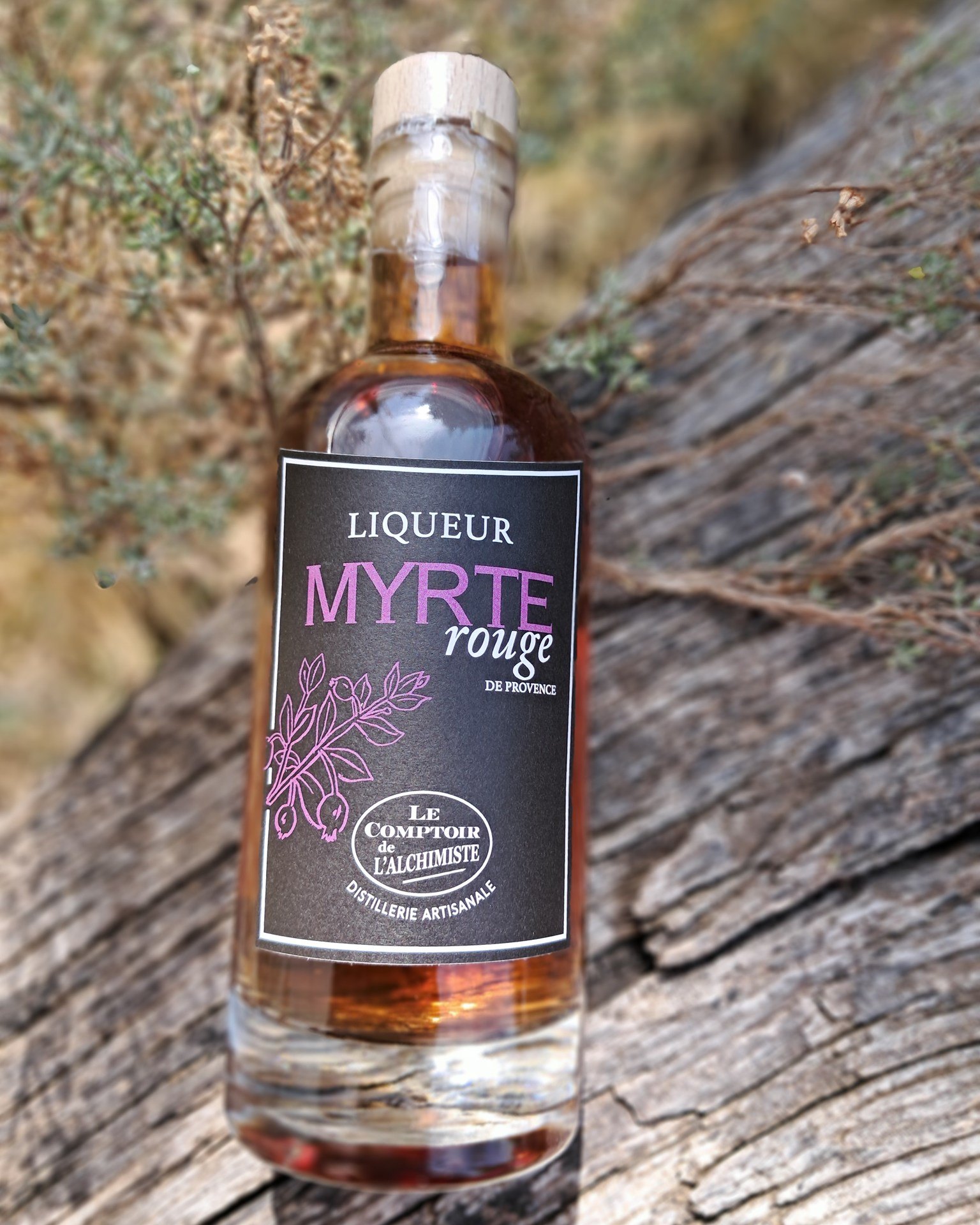 🌺 Liqueur de Myrte Rouge – Une gorgée de maquis varois 🌿
Au Comptoir de l’Alchimiste, la nature s’infuse… et parfois, elle se macère.
Notre liqueur de myrte rouge est née des baies sauvages du Var, cueillies à la main, puis lentement macérées, filtrées et adoucies avec soin.
🍇 Résultat ? Une liqueur riche, parfumée, sauvage, aux notes de fruits rouges mûrs, d’épices douces et de garrigue.
Avec ses 28% vol., elle se savoure pure, sur glace, ou en cocktail.
Pour les amateurs de caractère, on vous souffle une idée :
🍹 Spritz Sauvage :
4 cl de myrte rouge
8 cl de vin pétillant sec
Un trait d’eau gazeuse
Glaçons & zeste d’orange ou brin de romarin
👉 À déguster à l’ombre d’un figuier, ou les pieds dans le sable.
✨ 100 % artisanale, sans colorants ni arômes ajoutés – juste le fruit, l’alcool et le savoir-faire.
L'abus d'alcool est dangereux pour la santé, à consommer avec modération.
#LiqueurDeMyrte #SaveursDuMaquis #ProduitArtisanal #ApéritifDeProvence #SpiritueuxNaturels #CocktailMaison #MyrteRouge #BaiesSauvages #lecomptoirdelalchimiste