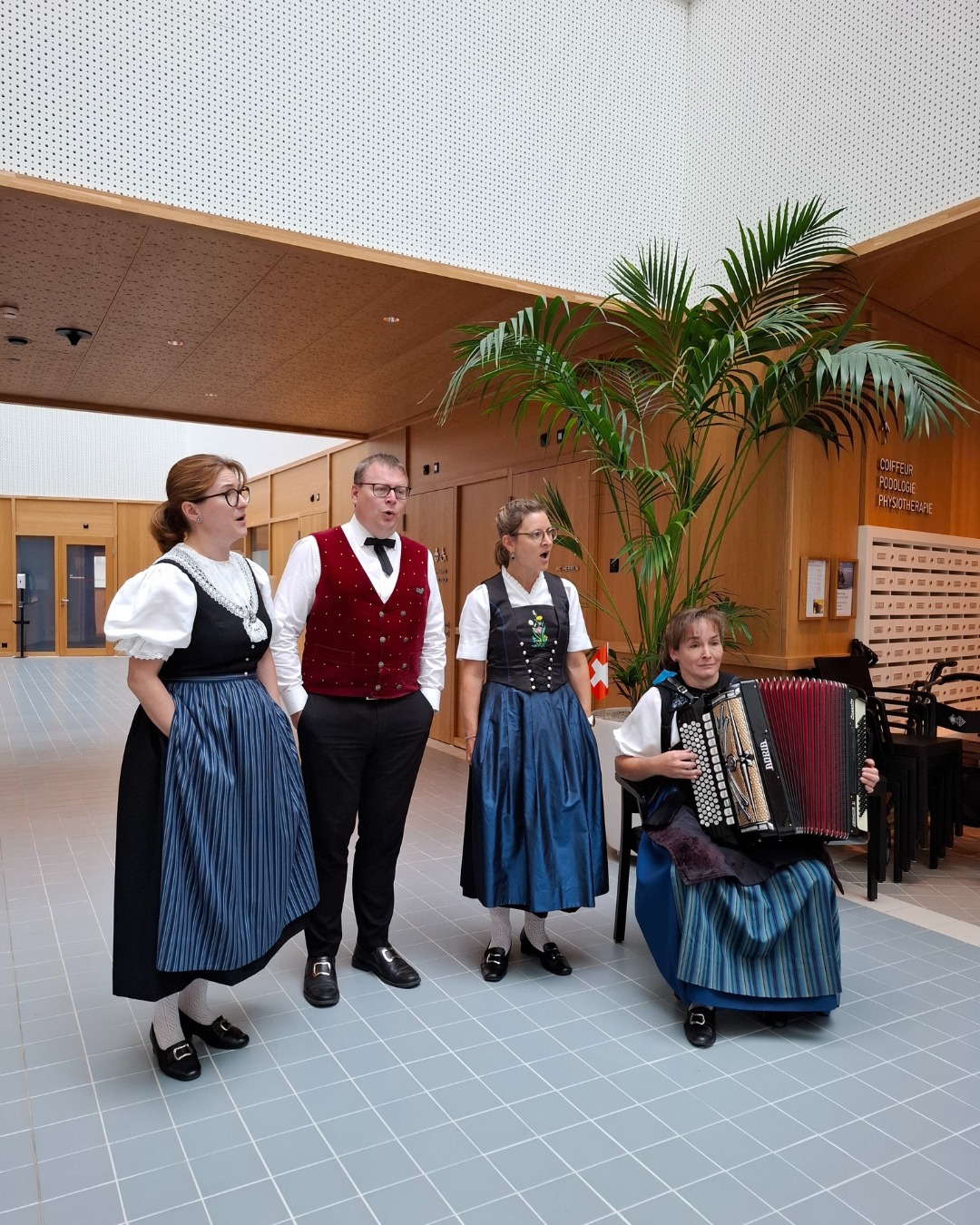 🇨🇭 1. August im Alterszentrum Oberen Mühle 🇨🇭
Unser Nationalfeiertag war ein voller Erfolg! Rund 150 Bewohnerinnen und Bewohner, Angehörige sowie Seniorinnen und Senioren aus unseren Alterswohnungen haben gemeinsam gefeiert. 🎉
Das Jodelterzett Seetal sorgte mit wunderschönen Klängen für super Stimmung. Neben toller Musik gab es eine köstliche Auswahl: frische Salate, Leckeres vom Grill und ein fantastisches Dessertbuffet, das keine Wünsche offenliess. 🍰✨
Wir freuen uns, dass wir diesen besonderen Tag gemeinsam verbringen und so viele schöne Momente teilen konnten. 💙
#1August #Nationalfeiertag #Schweiz #Alterszentrum #oberemuehle
