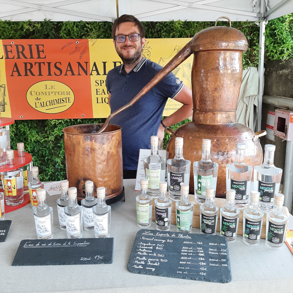 Voici où nous serons présents dans les prochains jours :
Samedi 2 août : Marché des saveurs des Alpes du Sud, Le Monêtier-les-Bains (05)
Dimanche 3 août : Marché des saveurs des Alpes du Sud, Vars (05)
Marche nocturne Hugolin et Agripine, St Jurs (04)
Lundi 4 août : Marché des saveurs des Alpes du Sud, Embrun (05)
Mardi 5 août : Marché des saveurs des Alpes du Sud, Moustiers-Sainte-Marie (04)
Mercredi 6 août : Foire des Produits de Haute Provence, Forcalquier (04)
Jeudi 7 août : Fête du terroir, Digne les Bains (04)
Vendredi 8 août : Marché des saveurs des Alpes du Sud, Névache (05)
Samedi 9 août : Marché des saveurs des Alpes du Sud, Abriès (05)
Dimanche 10 août : Foire d'Ongles (04)
✨ Retrouvez-nous sur ces marchés et découvrez nos créations locales : Liqueur de thym, agrumes, arbouse, myrte, Gin, alcool de menthes, alcools anisés... distillés avec soin et passion. Chaque produit est une invitation à savourer la richesse de notre terroir.
Nous avons hâte de vous rencontrer et de partager avec vous un peu de l’âme des Alpes du Sud ! 🌿🍹
#MarchéAlpesDuSud #SaveursLocales #DistillationArtisanale #FêteDuTerroir #SavoirFaire #Provence #HauteProvence #MarchéDeProducteurs #lecomptoirdelalchimiste